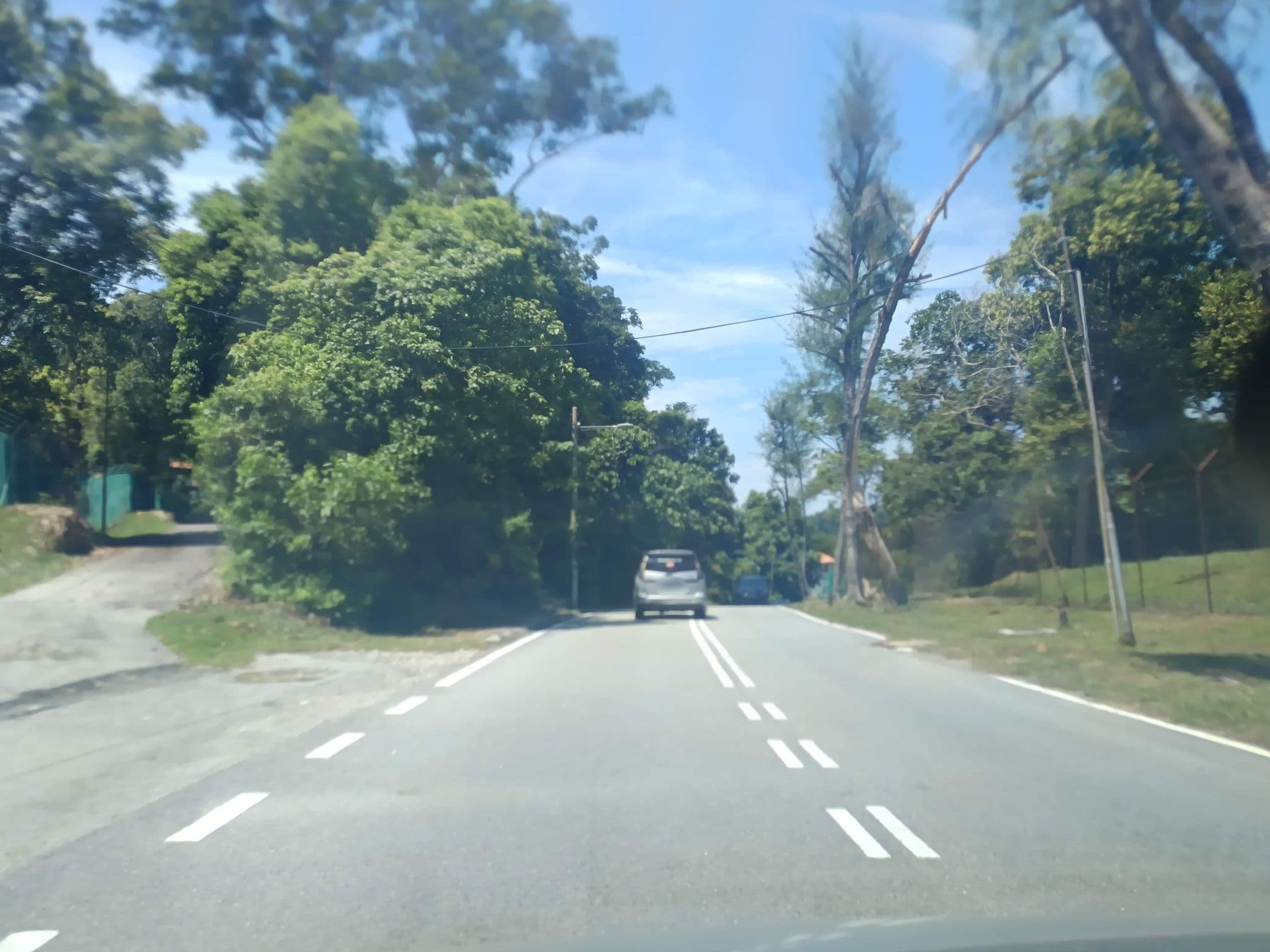 Street view near Tiara Bay Resort, Kampung Teluk Kemang — © YikQin (CC BY-SA · Mapillary)
