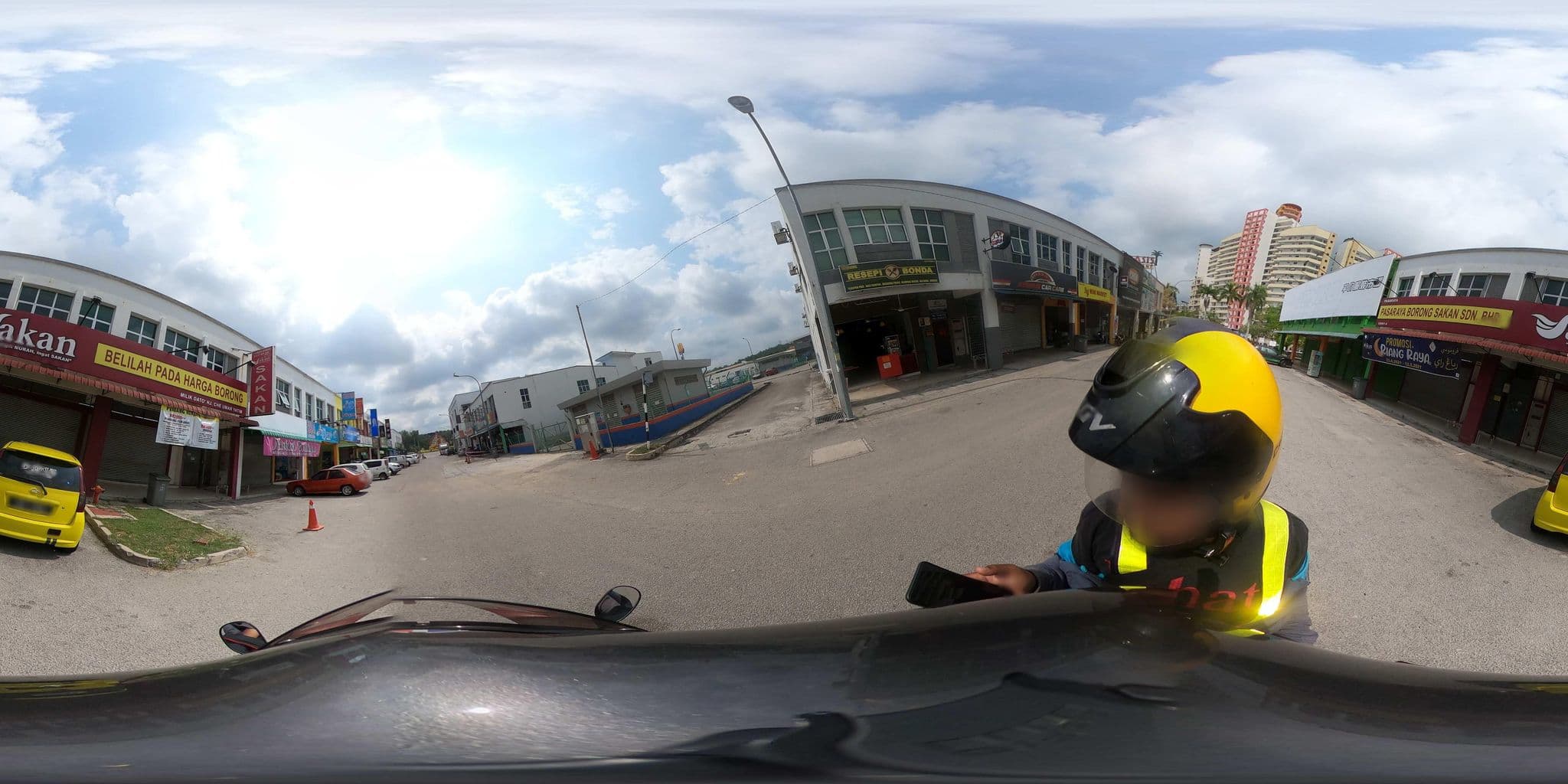 Street view near Bougainvilla Resort, Kampung Teluk Kemang — © ahlang2 (CC BY-SA · Mapillary)