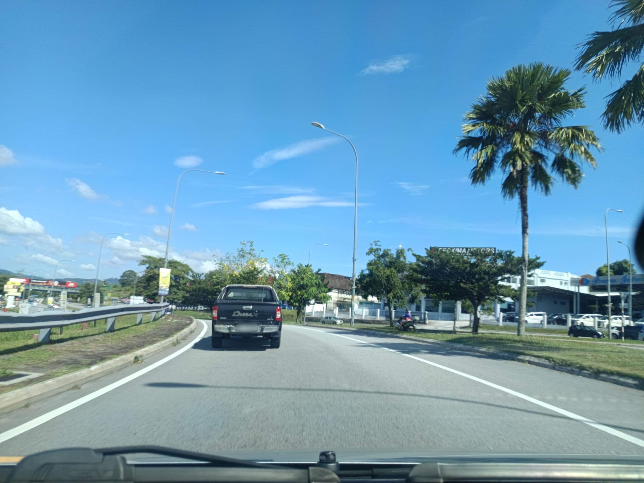 Street view near Sri Merbau, Taman Dusun Setia — © YikQin (CC BY-SA · Mapillary)