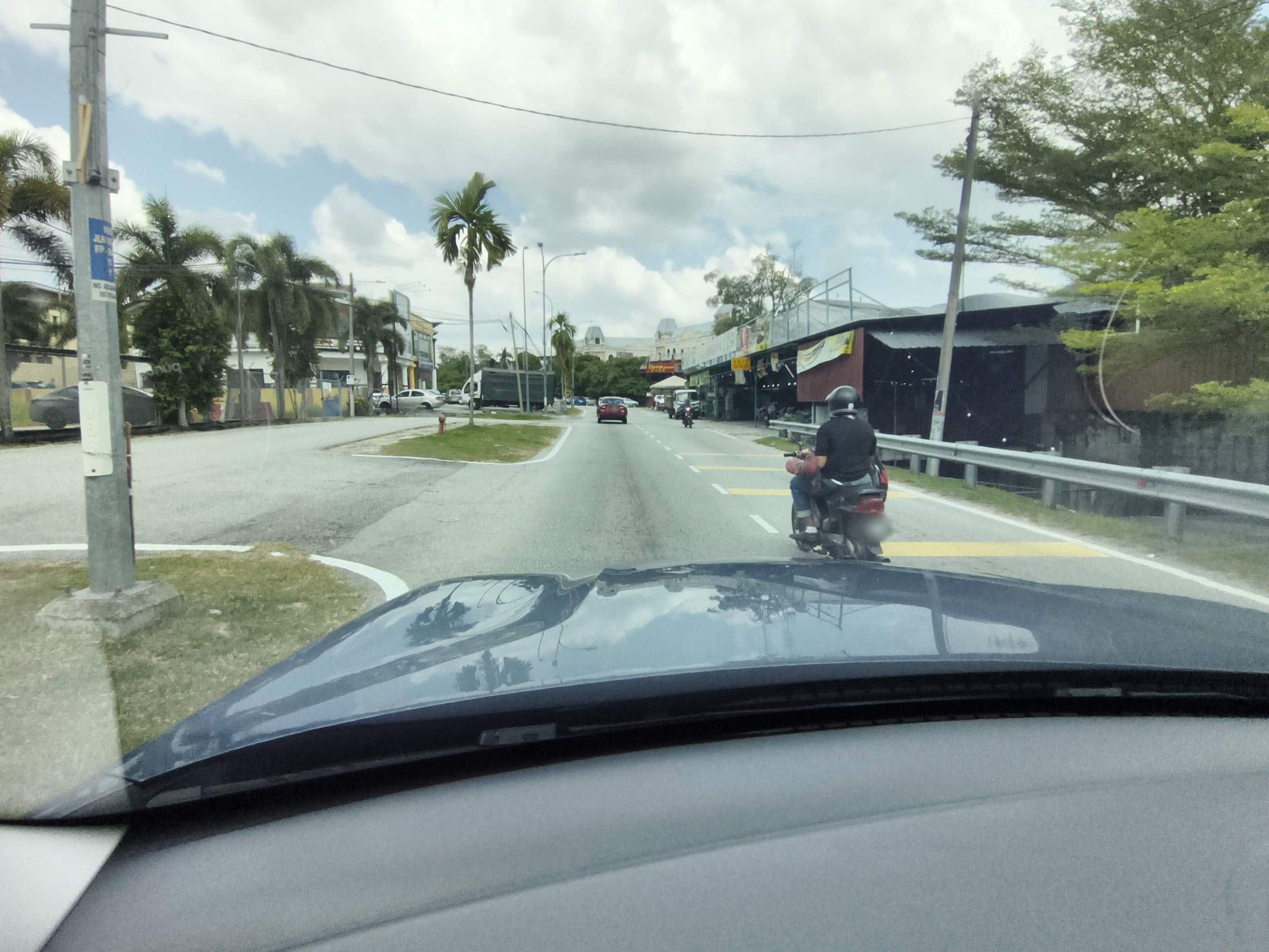 Street view near room 210 Rafayeh Hotel, Seremban — © lin_wang (CC BY-SA · Mapillary)