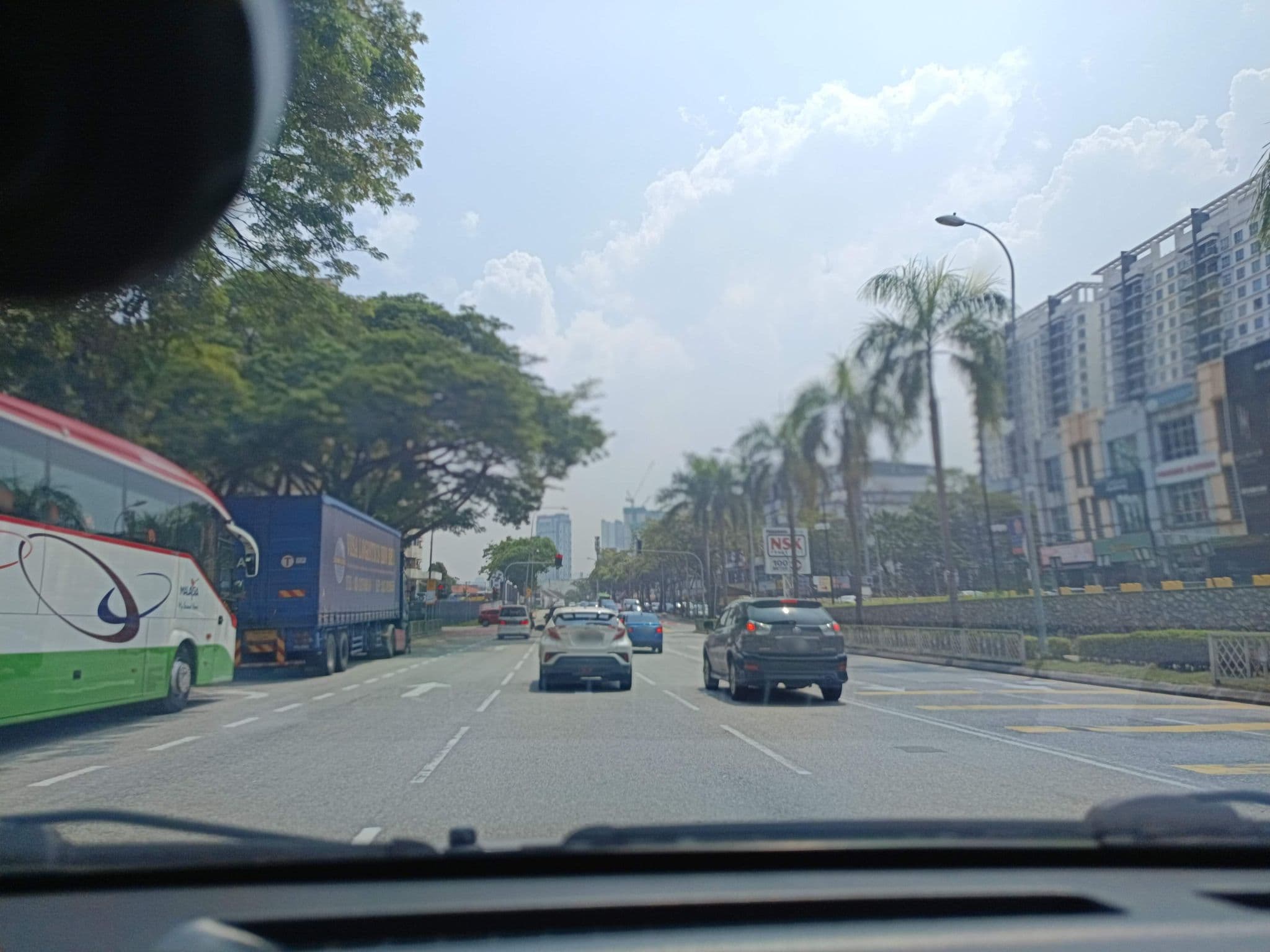 Street view near Love Inn Hotel, Kuchai Lama — © YikQin (CC BY-SA · Mapillary)