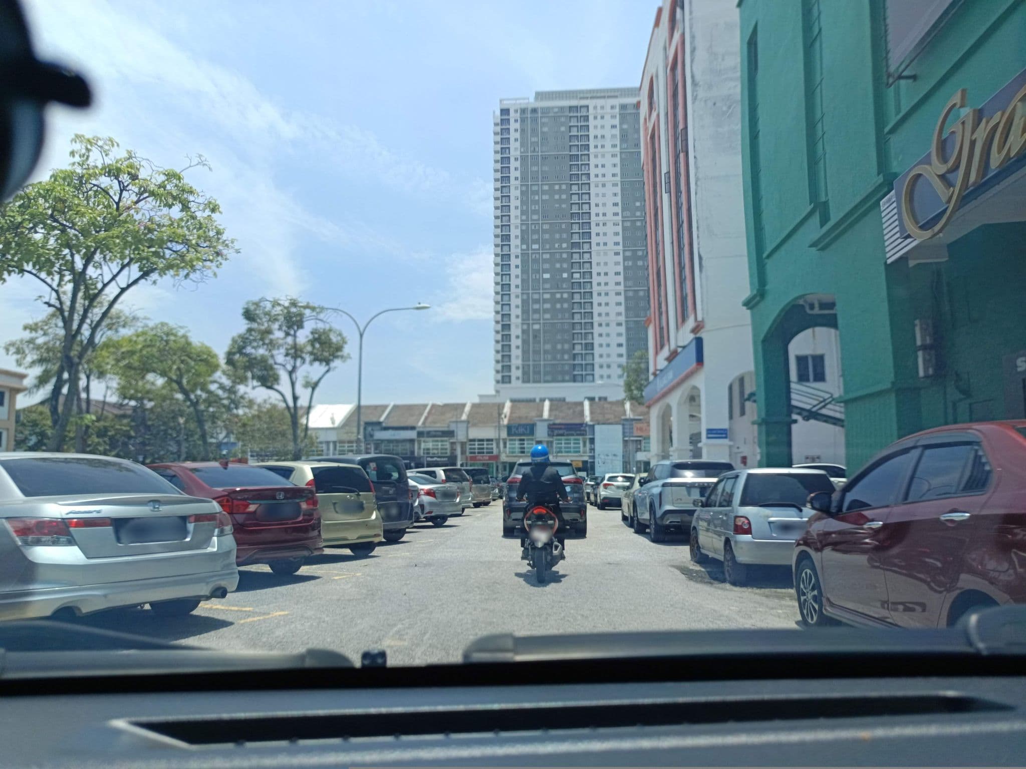 Street view near Orange Hotel, Kuchai Lama — © YikQin (CC BY-SA · Mapillary)