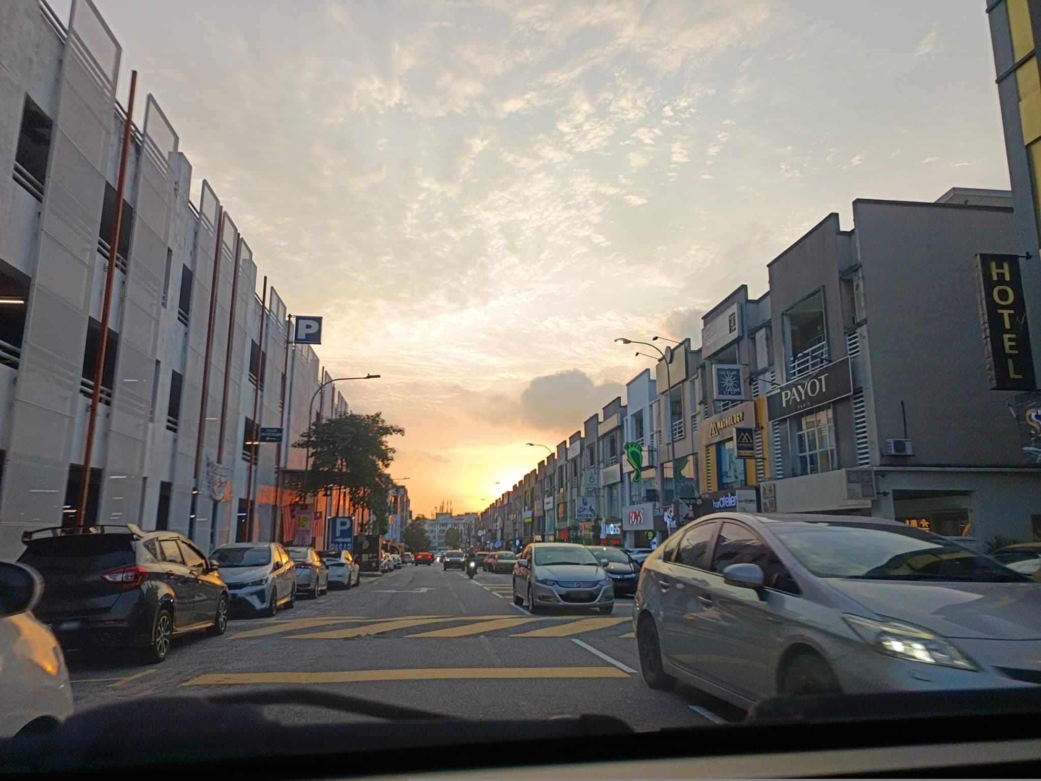 Street view near EV World Hotel, Sri Petaling — © YikQin (CC BY-SA · Mapillary)