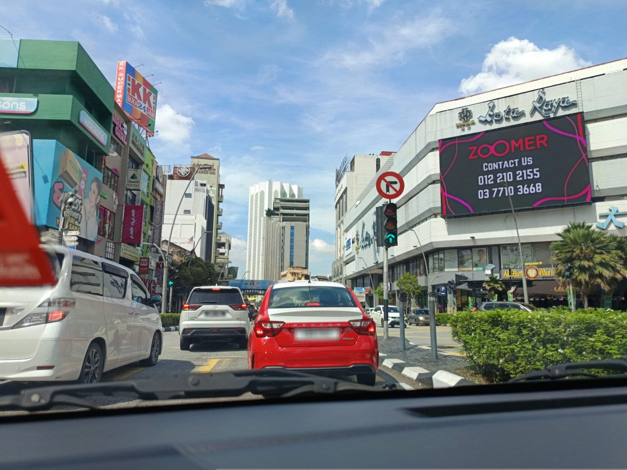 Street view near Soho hotel, Bukit Bintang — © YikQin (CC BY-SA · Mapillary)