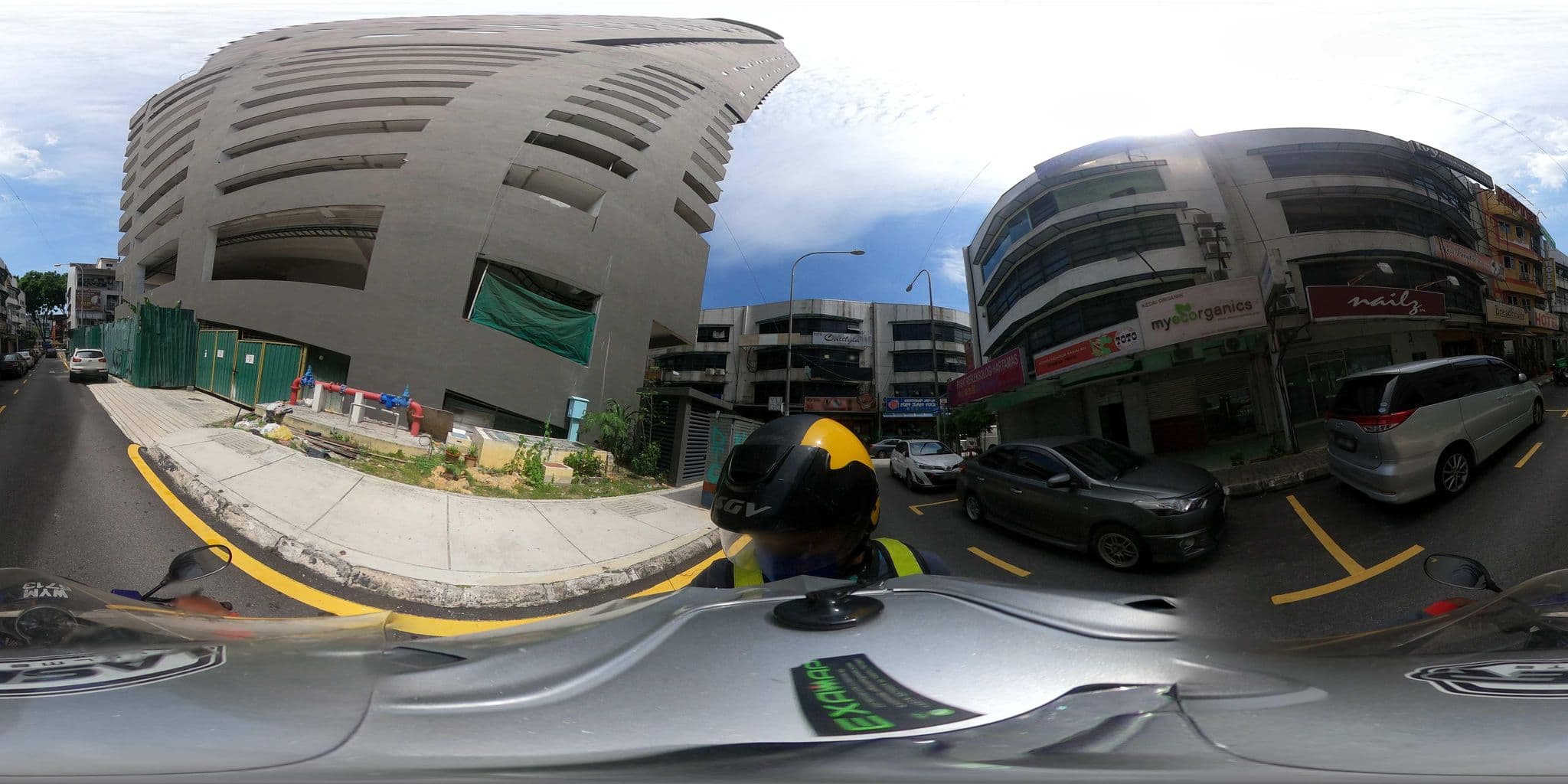Street view near Desa Sri Hartamas Hotel, Mont Kiara — © ahlang2 (CC BY-SA · Mapillary)