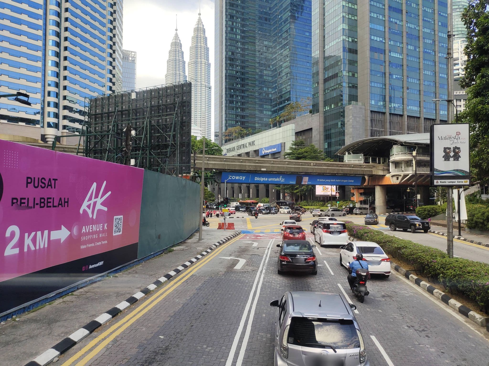 Street view near Parkroyal Hotel Orchid Club Suite Room 418, Kampung Baru — © zh9567 (CC BY-SA · Mapillary)
