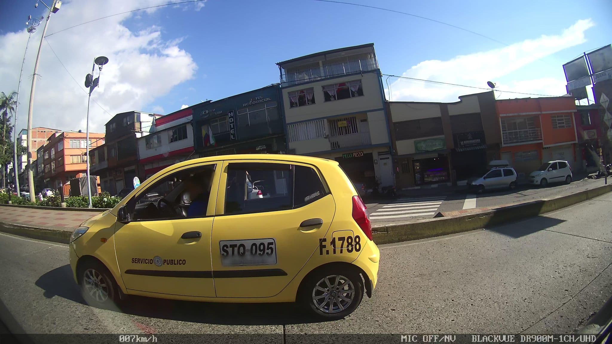 Street view near Olaya Plaza, Manizales — © kaart_2 (CC BY-SA · Mapillary)