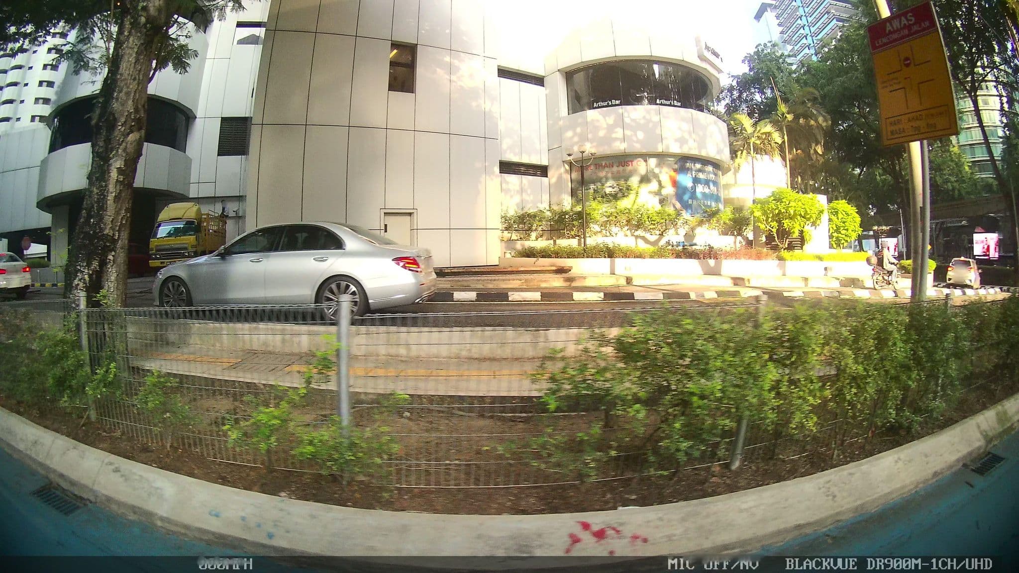 Street view near Swimming Pool Shangri-La, Bukit Bintang — © kaart_1 (CC BY-SA · Mapillary)