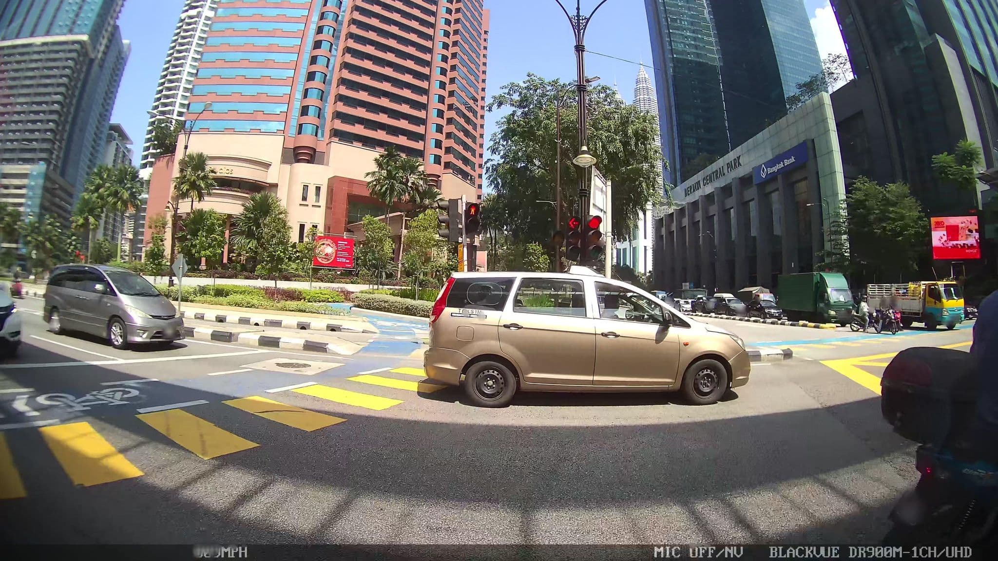 Street view near Rennaisance Kuala Lumpur, Kampung Baru — © kaart_3 (CC BY-SA · Mapillary)