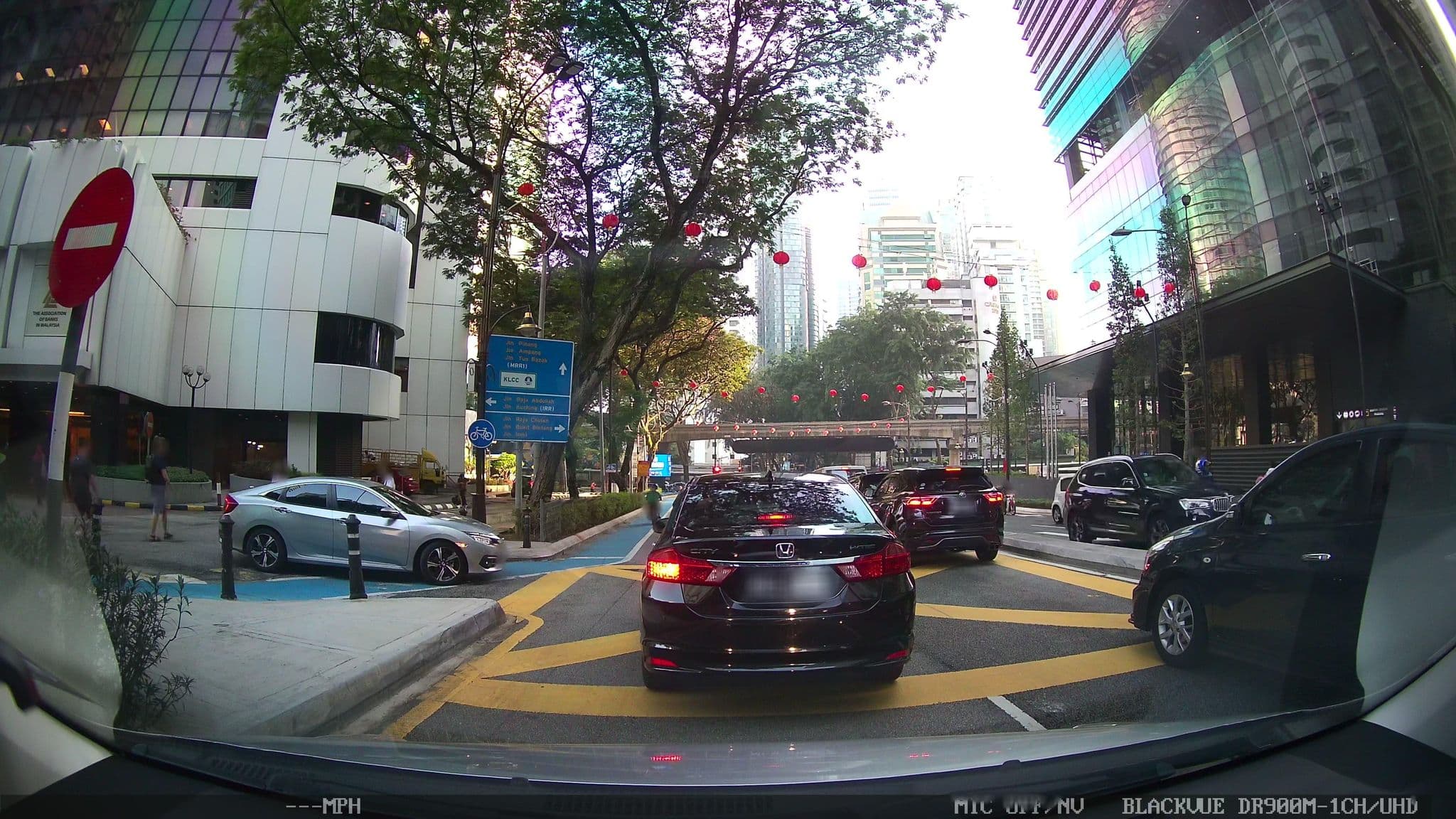 Street view near Executive Office Shangri-la Hotel Kuala Lumpur, Bukit Bintang — © kaart_1 (CC BY-SA · Mapillary)