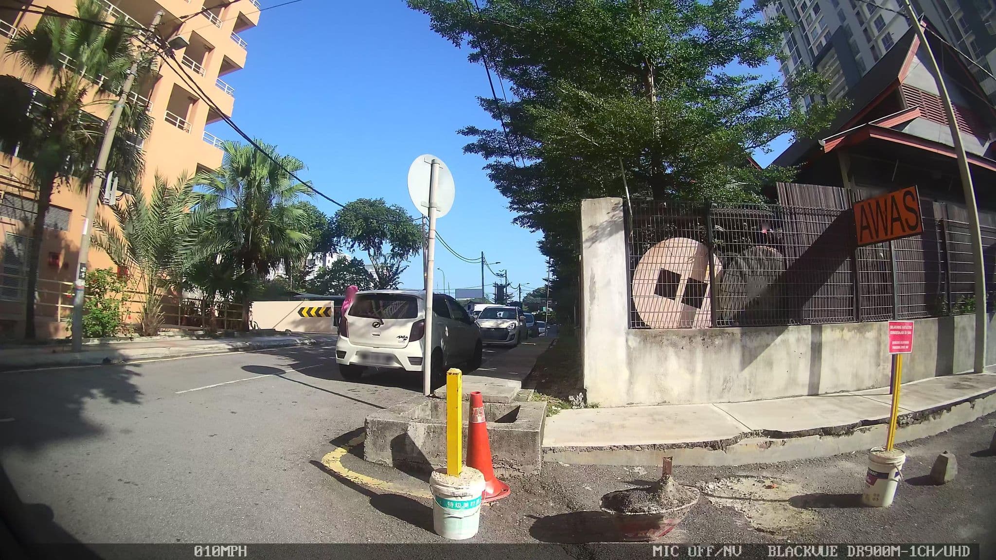 Street view near Hotel Madu Muda, Kampung Baru — © kaart_3 (CC BY-SA · Mapillary)