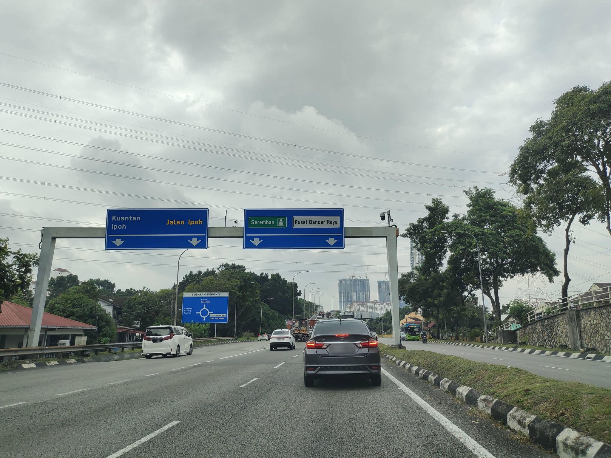 Street view near Crystal Hall 1 @ Crystal Crown Hotel, Jinjang — © zh9567 (CC BY-SA · Mapillary)