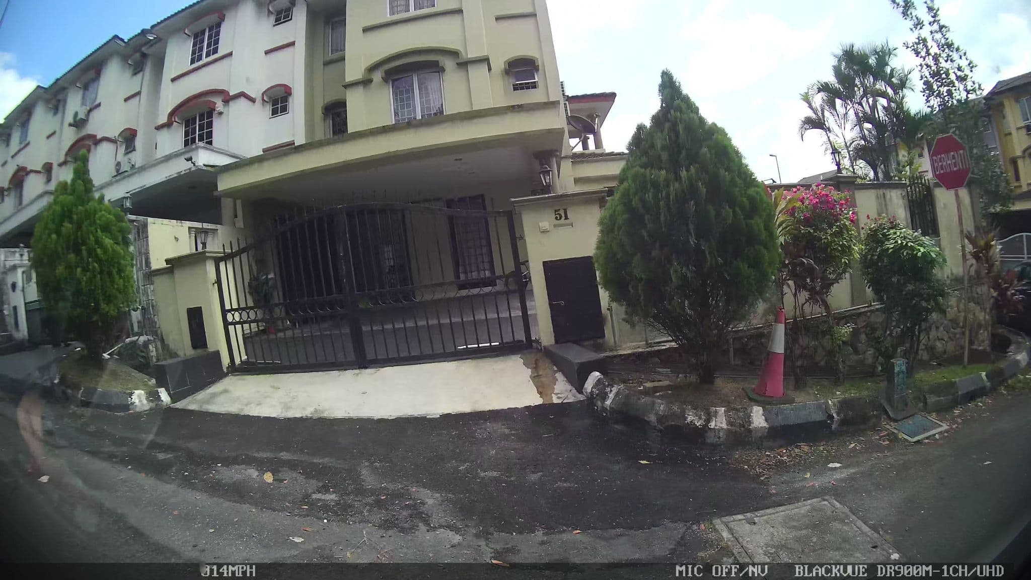 Street view near Ballroom De Palma Hotel Shah Alam, Batu Caves — © kaart_4 (CC BY-SA · Mapillary)