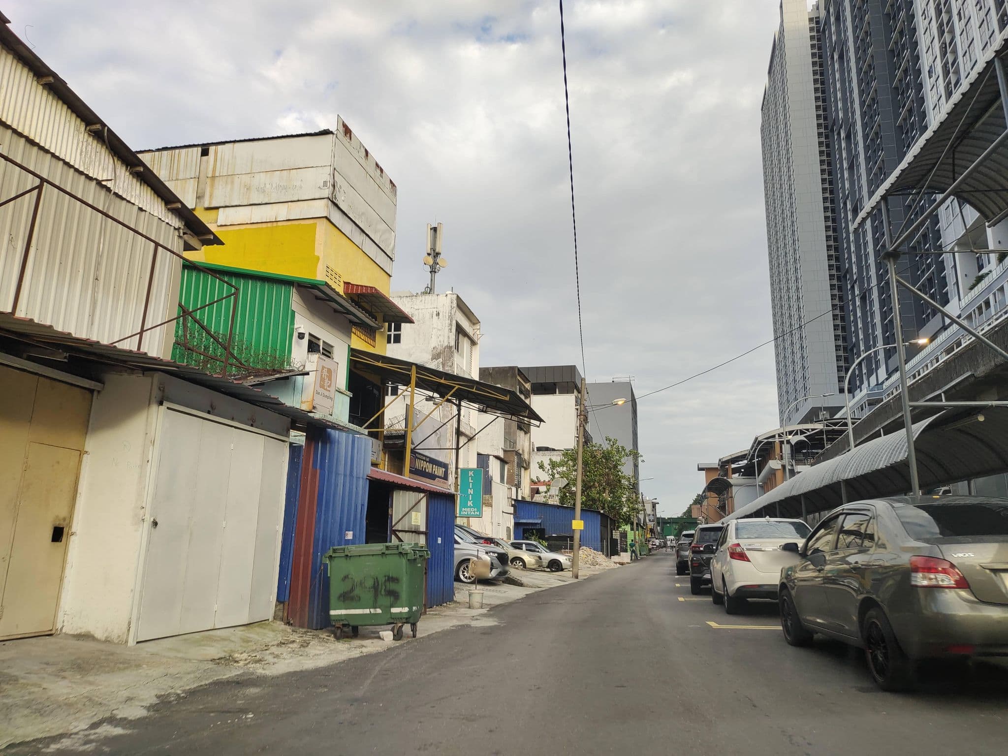 Street view near Hotel Sungai Emas, Pudu — © zh9567 (CC BY-SA · Mapillary)