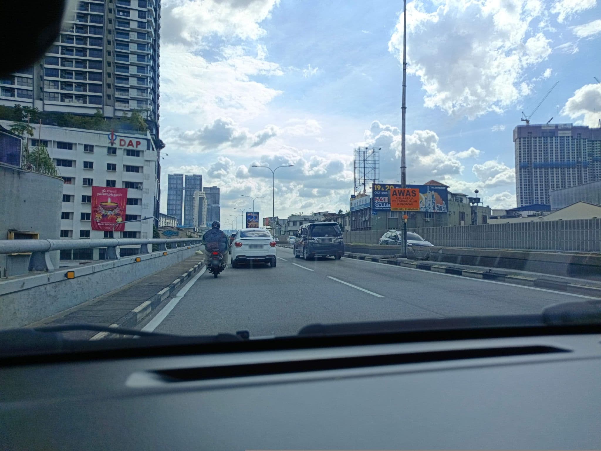Street view near Top Of The World Hotel, Pudu — © YikQin (CC BY-SA · Mapillary)