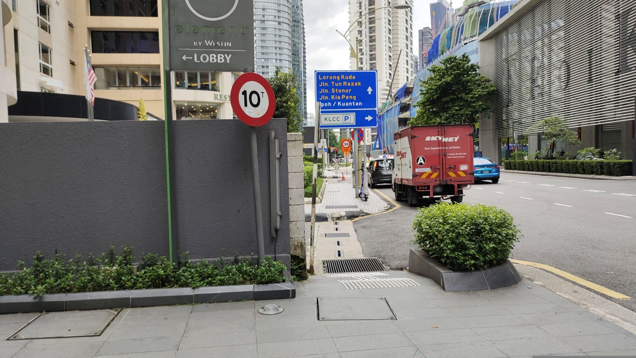 Street view near The Lounge @ Binjai, Bukit Bintang — © zh9567 (CC BY-SA · Mapillary)