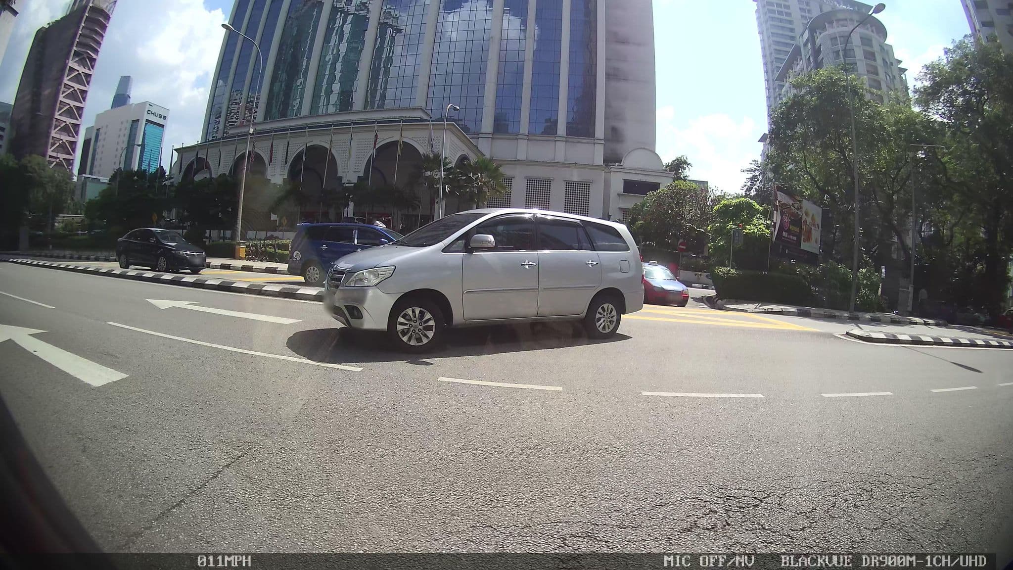 Street view near Hotel Istana, Bukit Bintang — © kaart_3 (CC BY-SA · Mapillary)