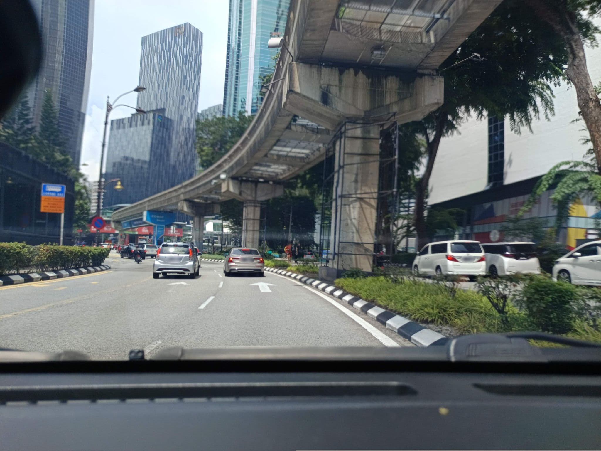Street view near Parkroyal Hotel Room 1925, Bukit Bintang — © YikQin (CC BY-SA · Mapillary)