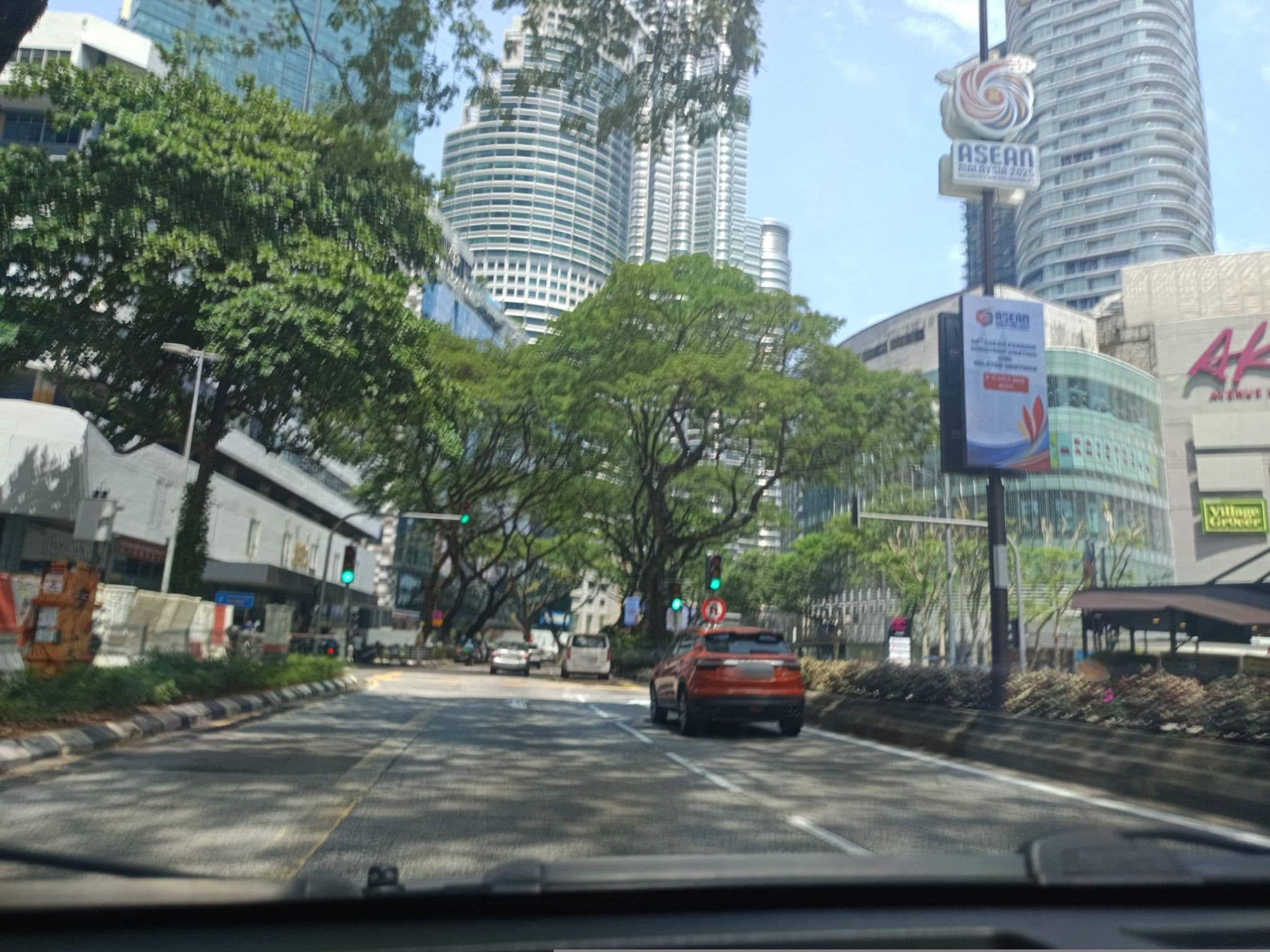 Street view near Le Apple, Kampung Baru — © YikQin (CC BY-SA · Mapillary)