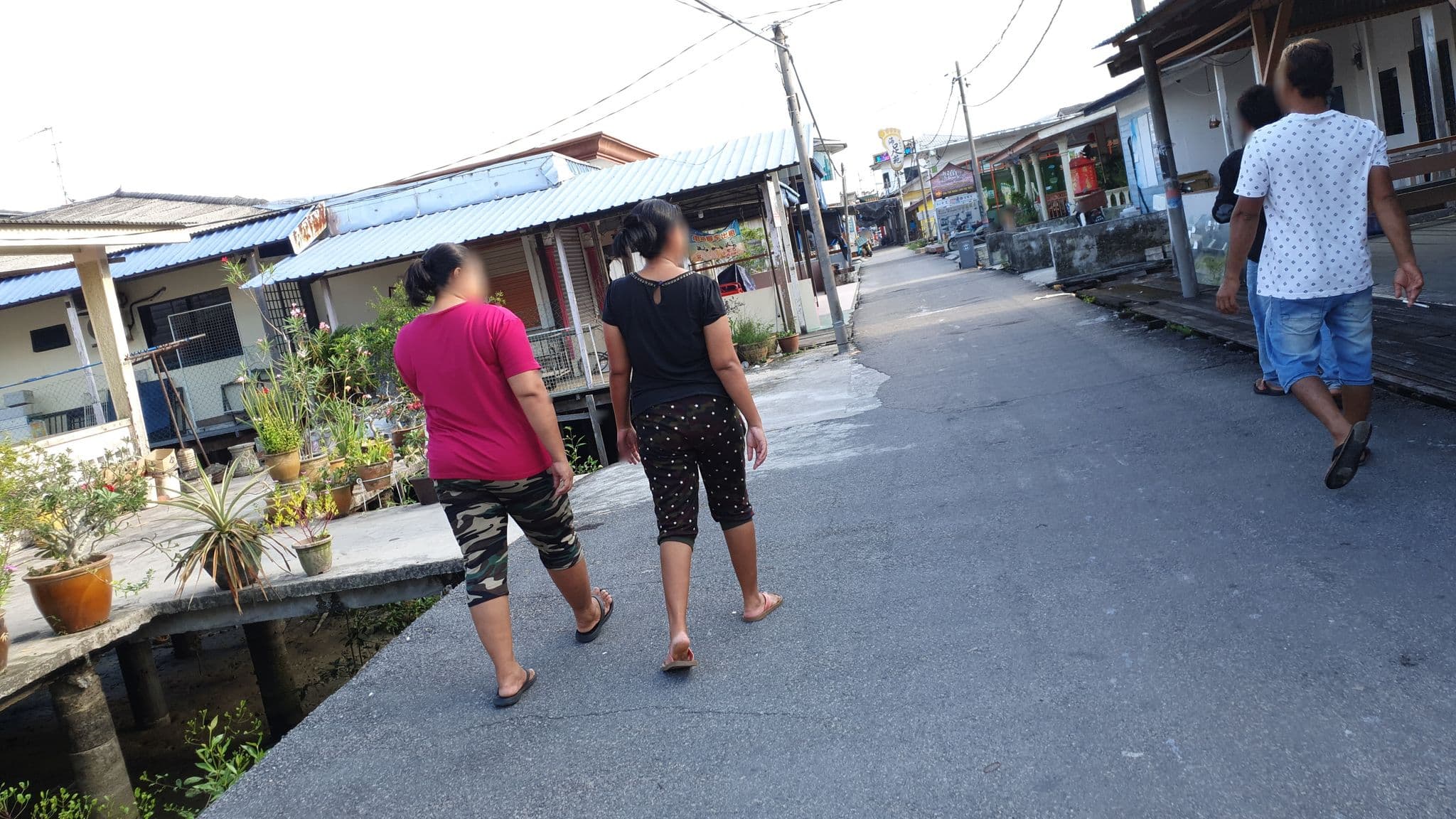 Street view near Tong-Jing Air-Cond.Resort, Kukup — © grobin (CC BY-SA · Mapillary)