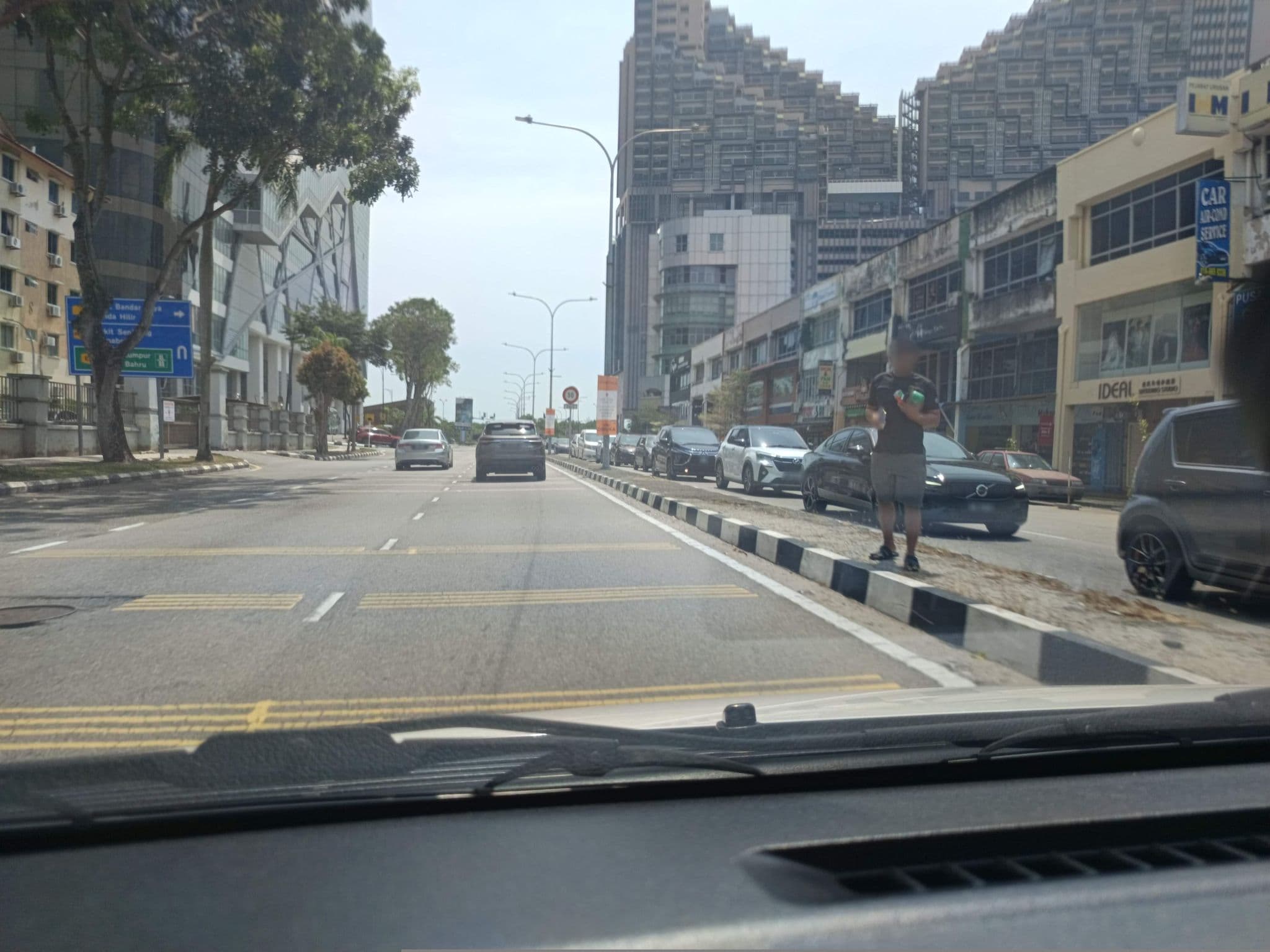 Street view near Level 24, DoubleTree by Hilton Hotel Melaka, Ujong Pasir — © YikQin (CC BY-SA · Mapillary)