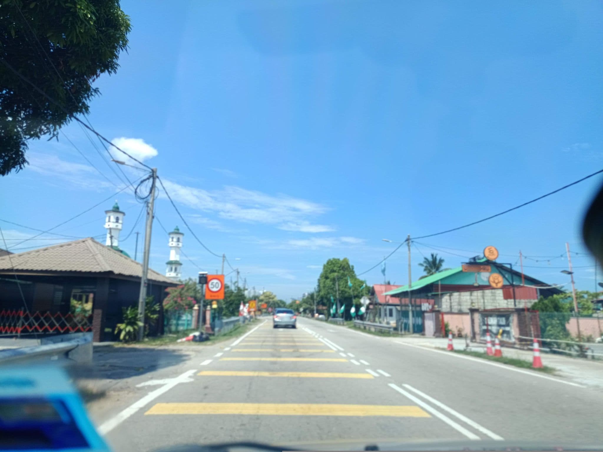 Street view near Homestay Rose Villa, Batu Berendam — © YikQin (CC BY-SA · Mapillary)