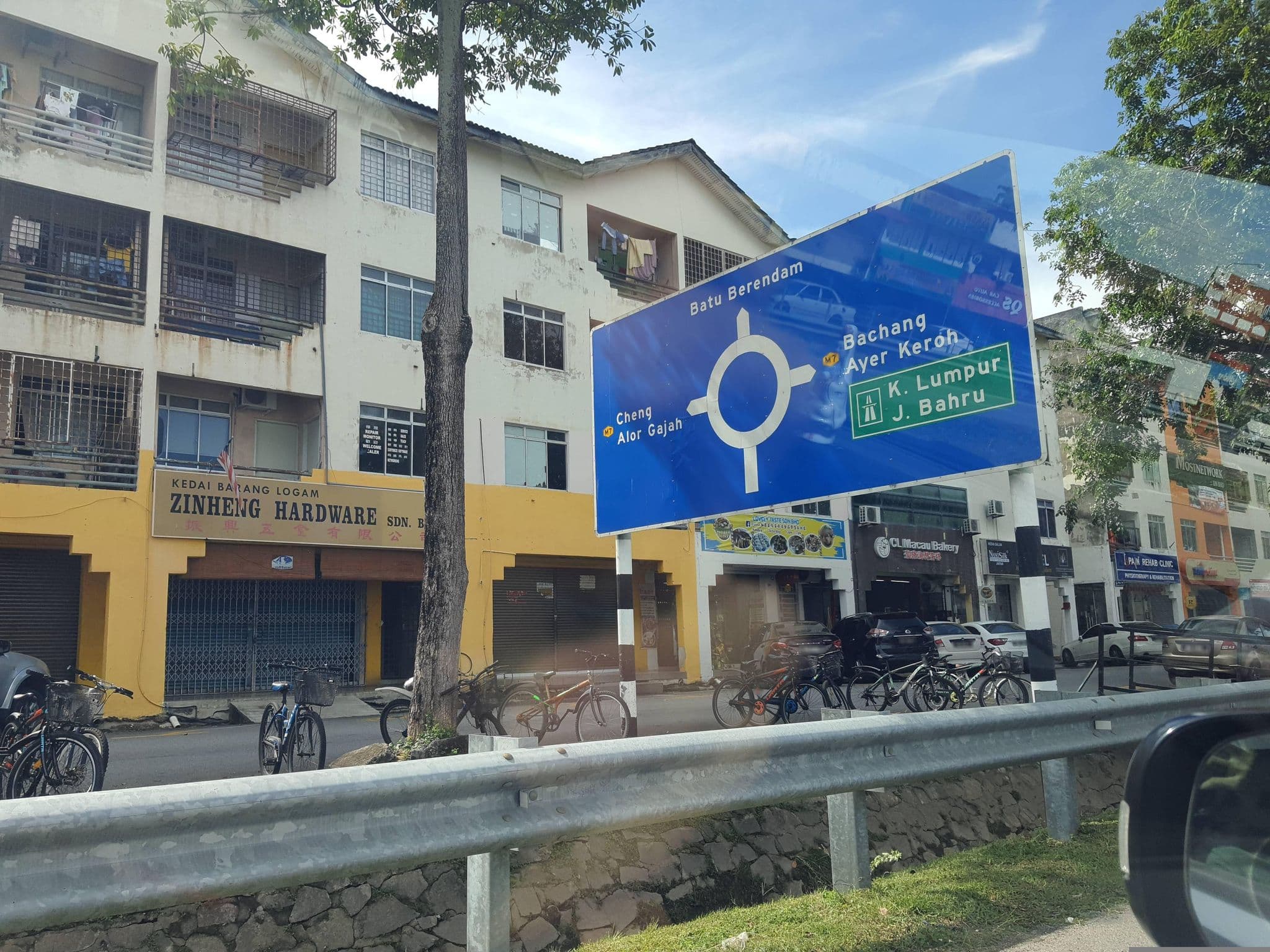 Street view near Rumah Tumpangan GVKM Hotel, Batu Berendam — © OngKaiJin (CC BY-SA · Mapillary)