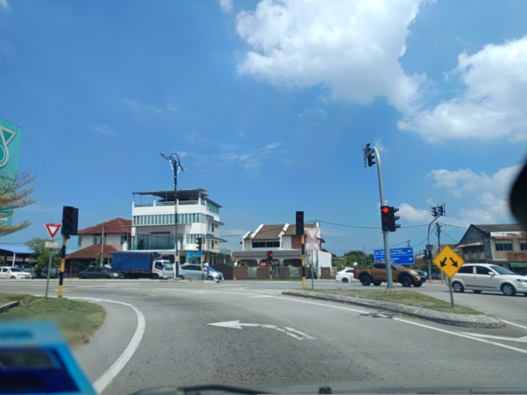 Street view near Hotel Walk Inn, Batu Berendam — © YikQin (CC BY-SA · Mapillary)