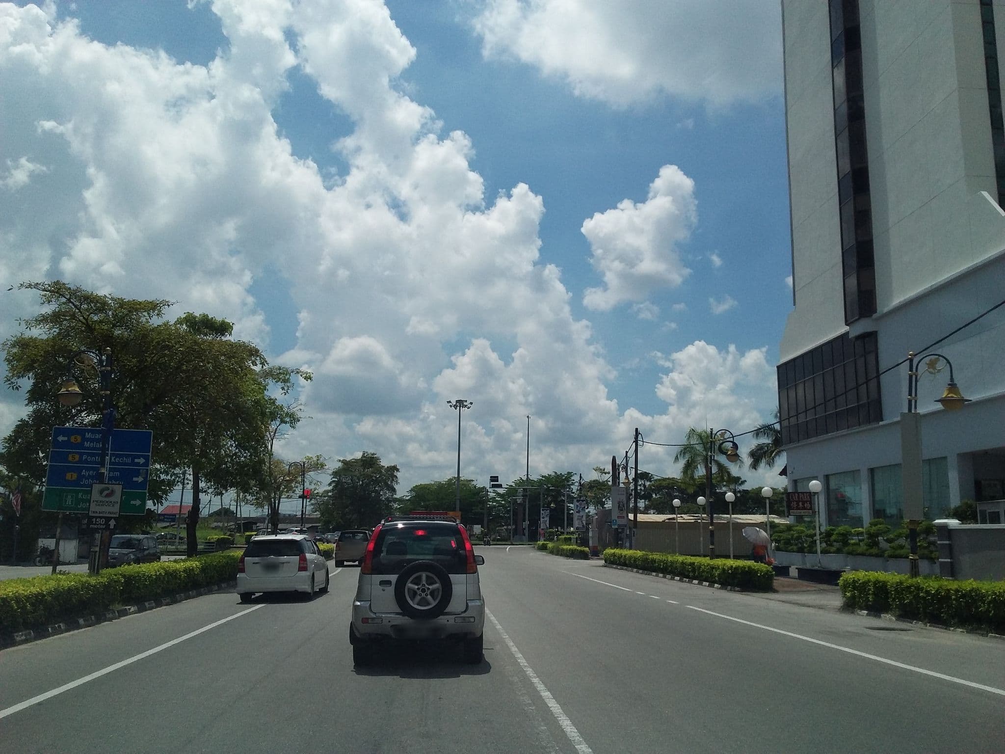 Street view near Pelican Hotel Batu Pahat, Batu Pahat — © alandl (CC BY-SA · Mapillary)