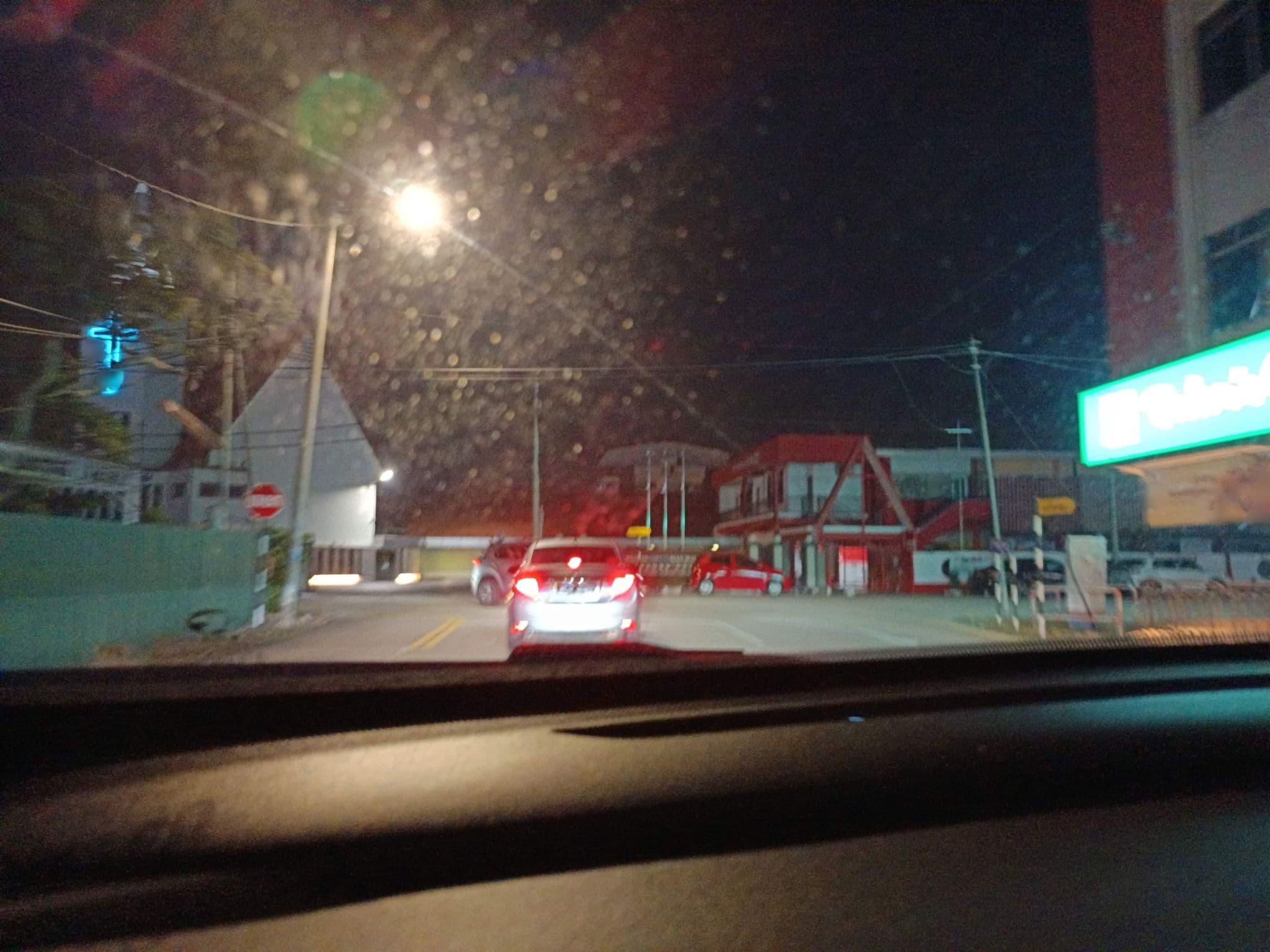 Street view near Room 137 Riverview Hotel, Muar — © YikQin (CC BY-SA · Mapillary)