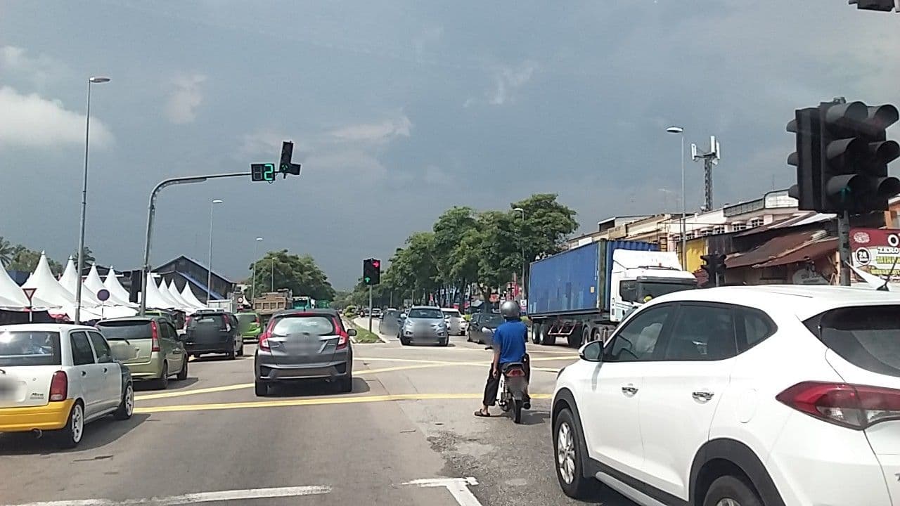 Street view near B & S Boutique Hotel, Parit Raja — © alandl (CC BY-SA · Mapillary)