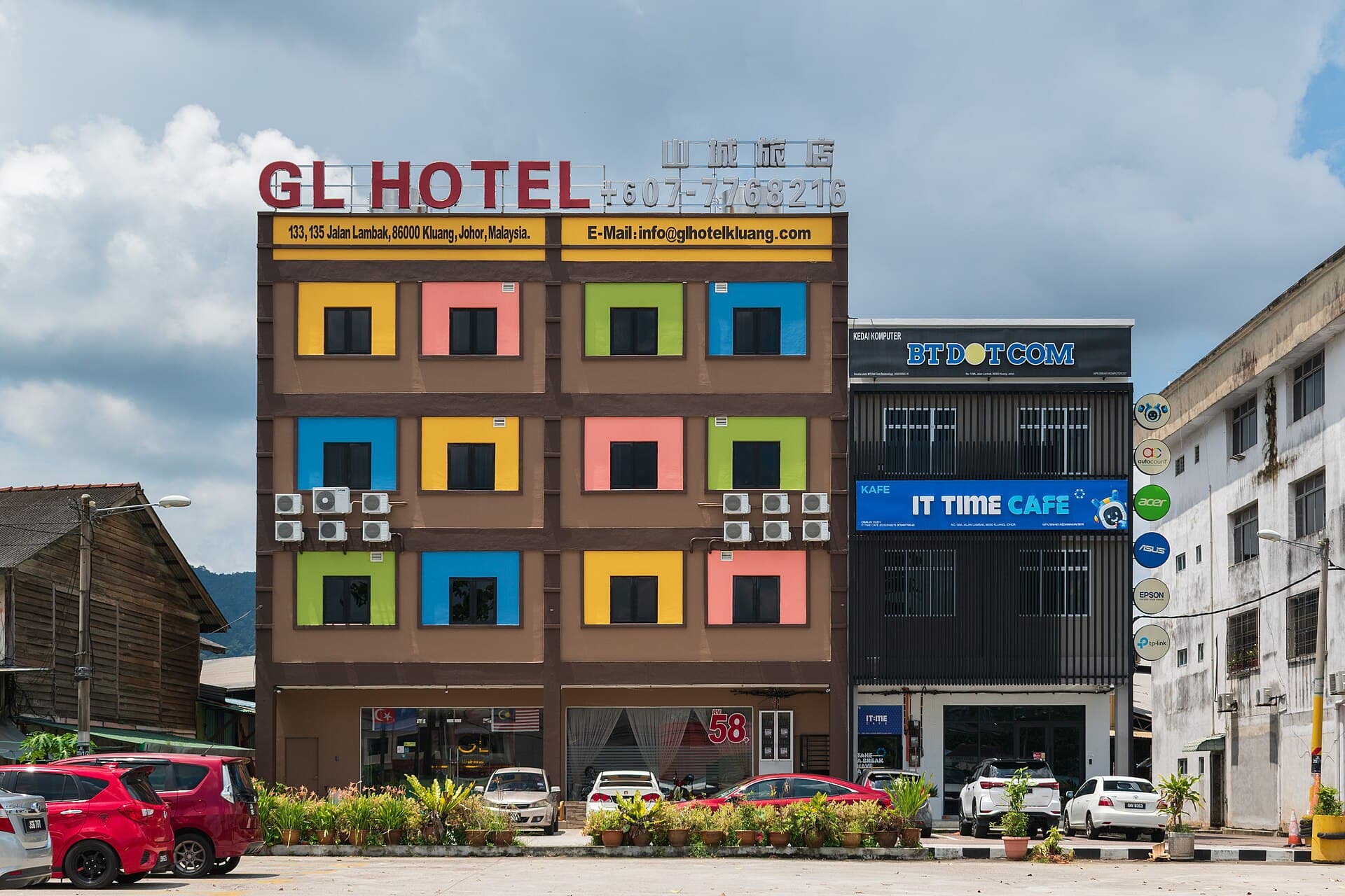GL Hotel (via Wikimedia Commons, CC BY-SA 4.0)