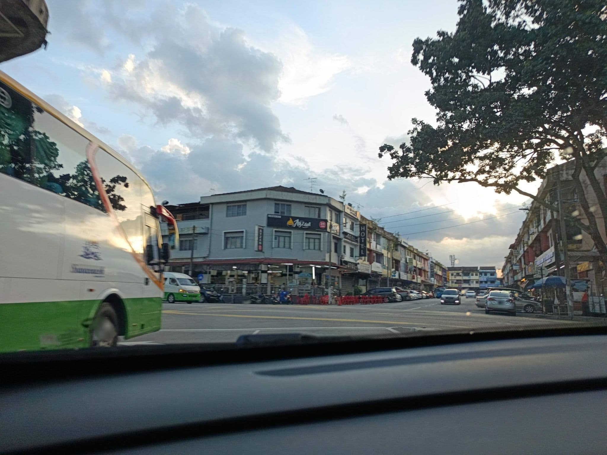 Street view near Paradise Hotel Skudai Johor, Mukim Pulai — © YikQin (CC BY-SA · Mapillary)