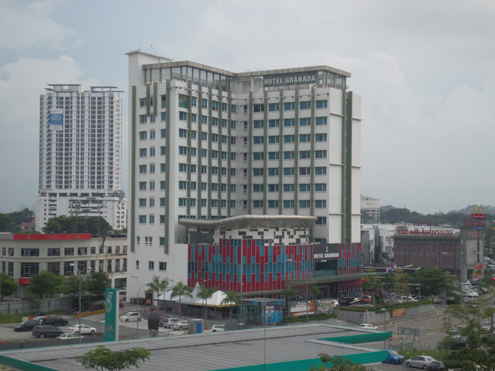 Hotel Granada (via Wikimedia Commons, CC BY-SA 4.0)