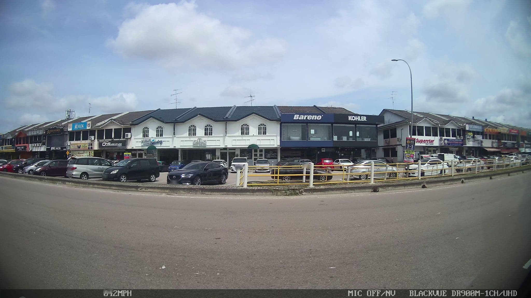 Street view near Hotel Perling by VE Vantage, Bukit Indah — © kaart5 (CC BY-SA · Mapillary)
