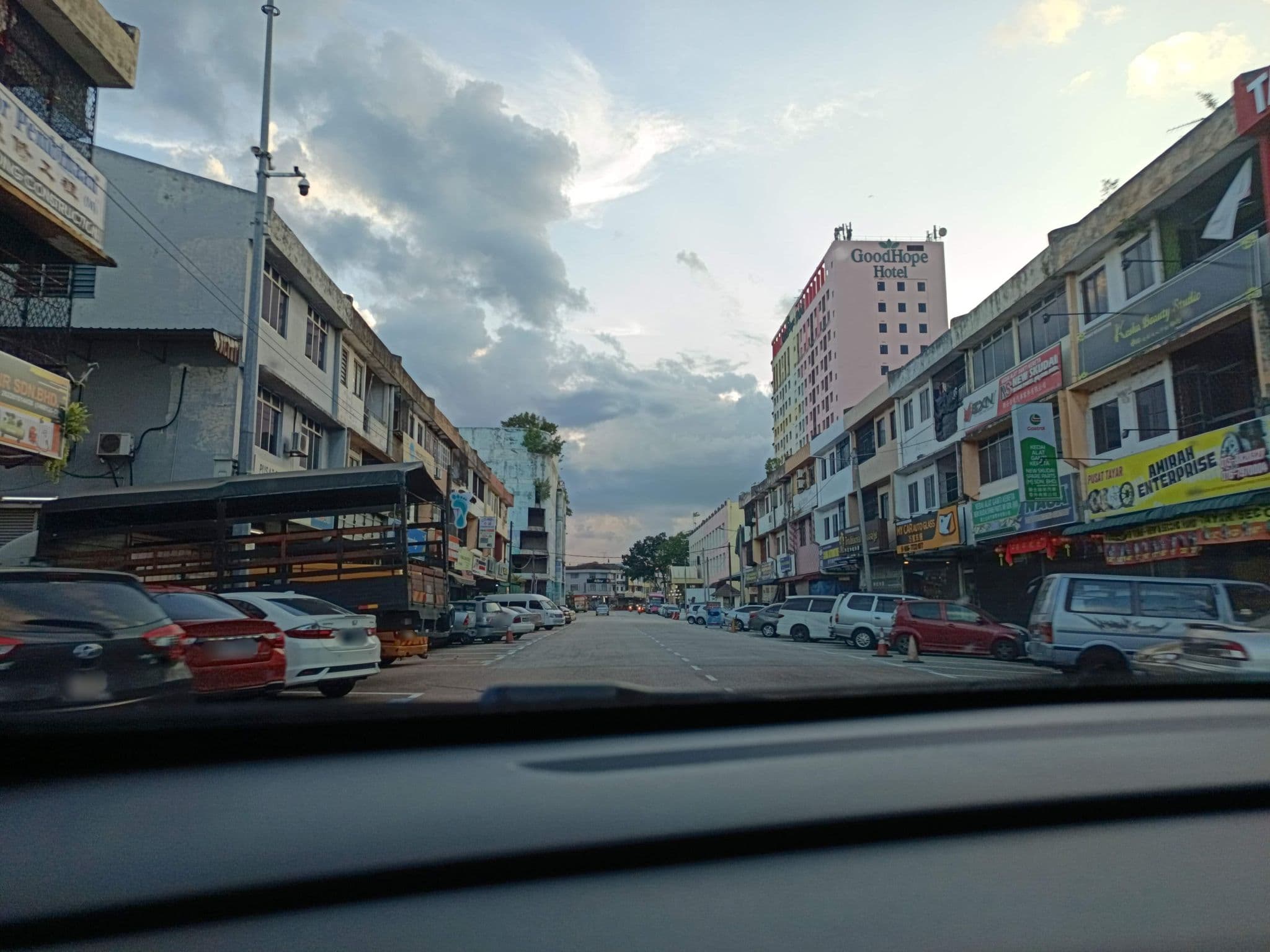 Street view near Atas Tilam Empuk Hotel Puteri Pacific, JB, Mukim Pulai — © YikQin (CC BY-SA · Mapillary)