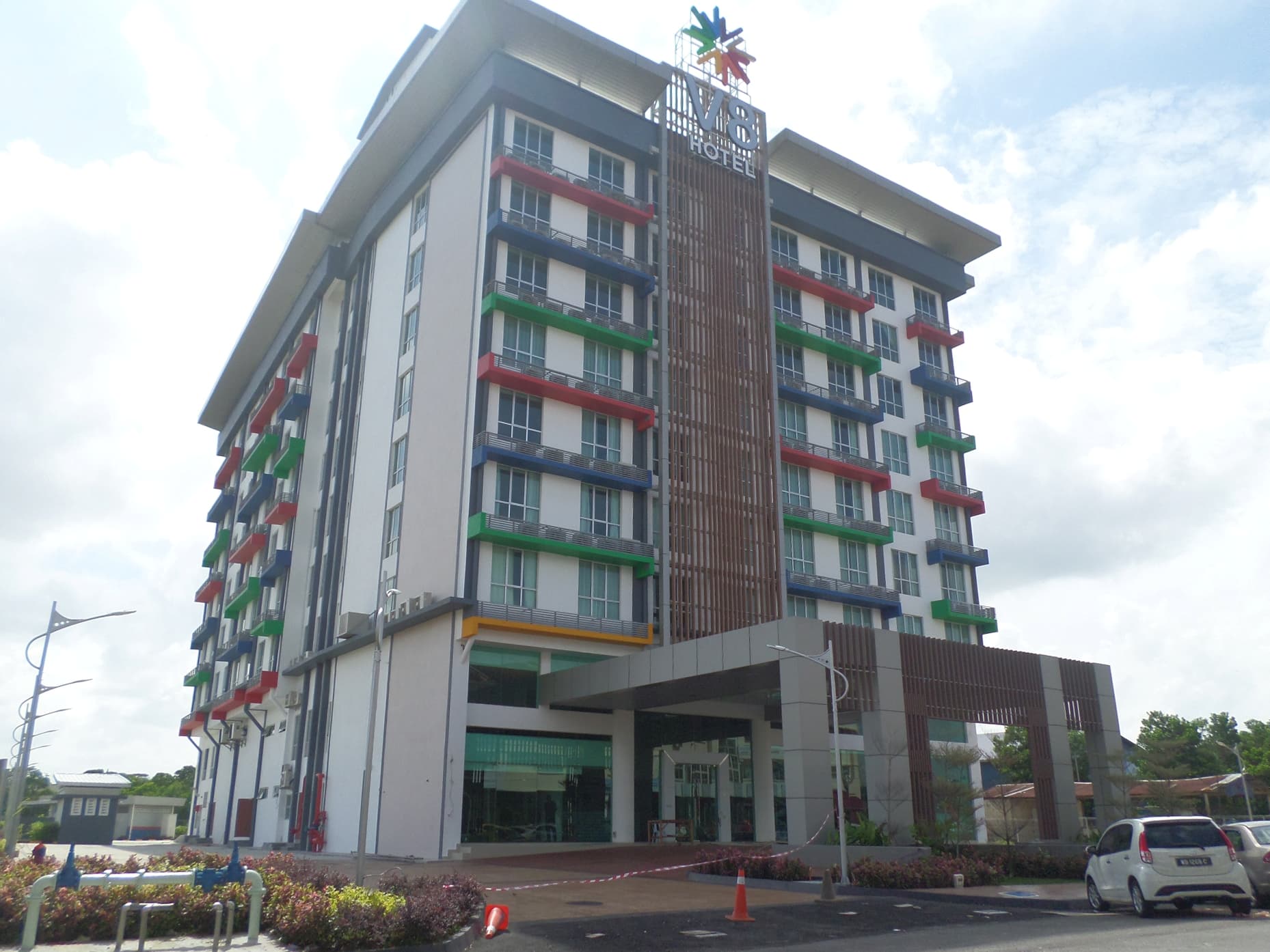 V8 Hotel (via Wikimedia Commons, CC BY-SA 4.0)