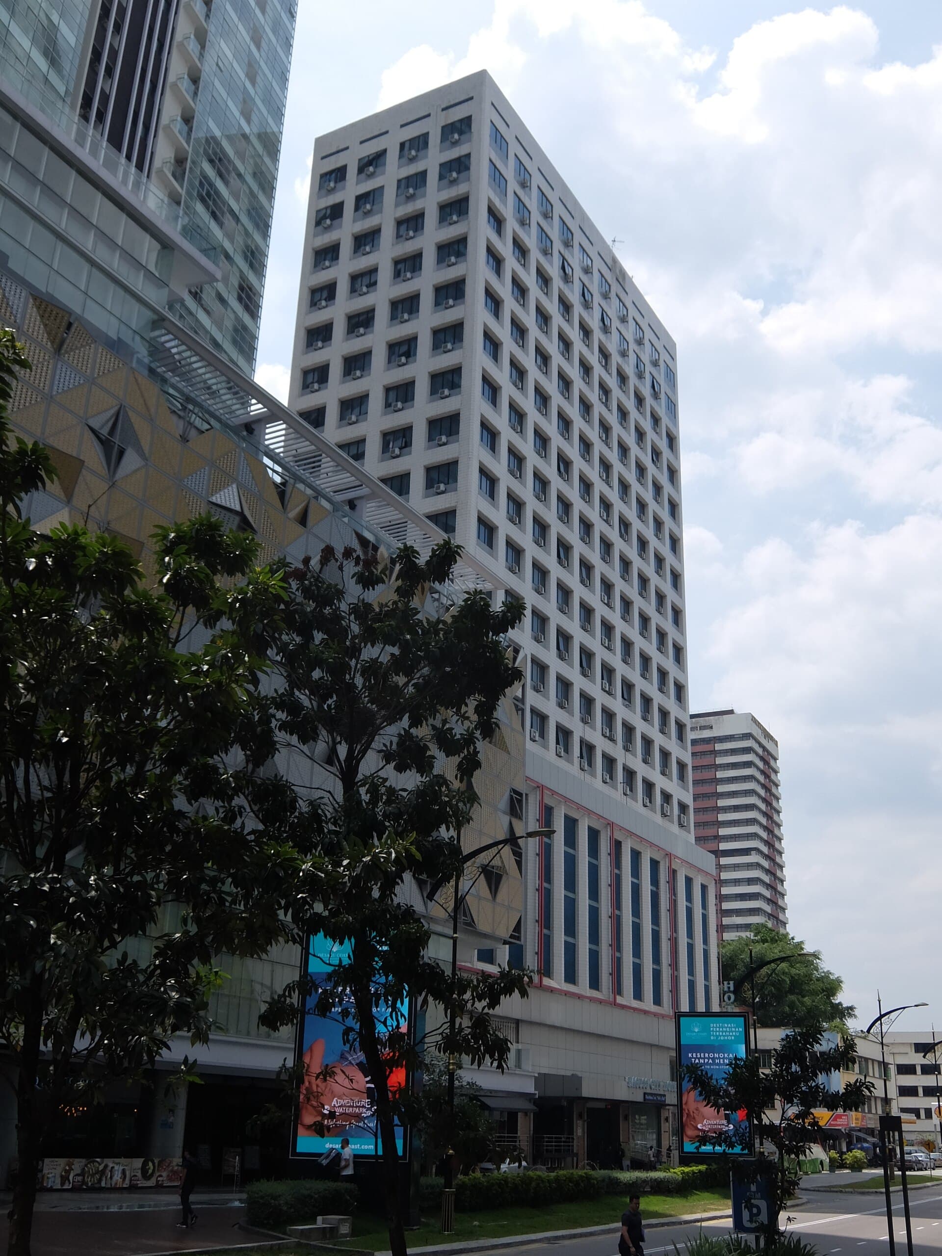 Baguss City Hotel (via Wikimedia Commons, CC BY-SA 4.0)