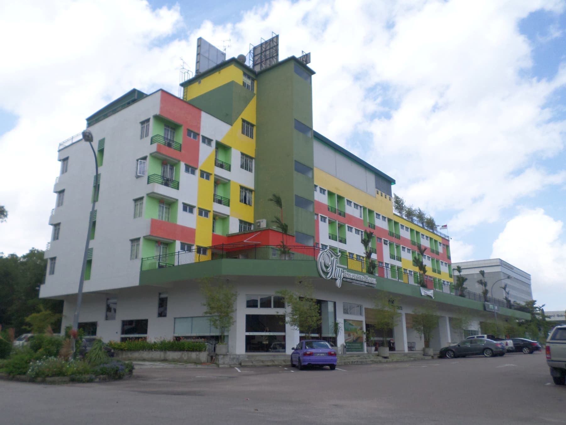 Thy Executive Hotel (via Wikimedia Commons, CC BY-SA 4.0)
