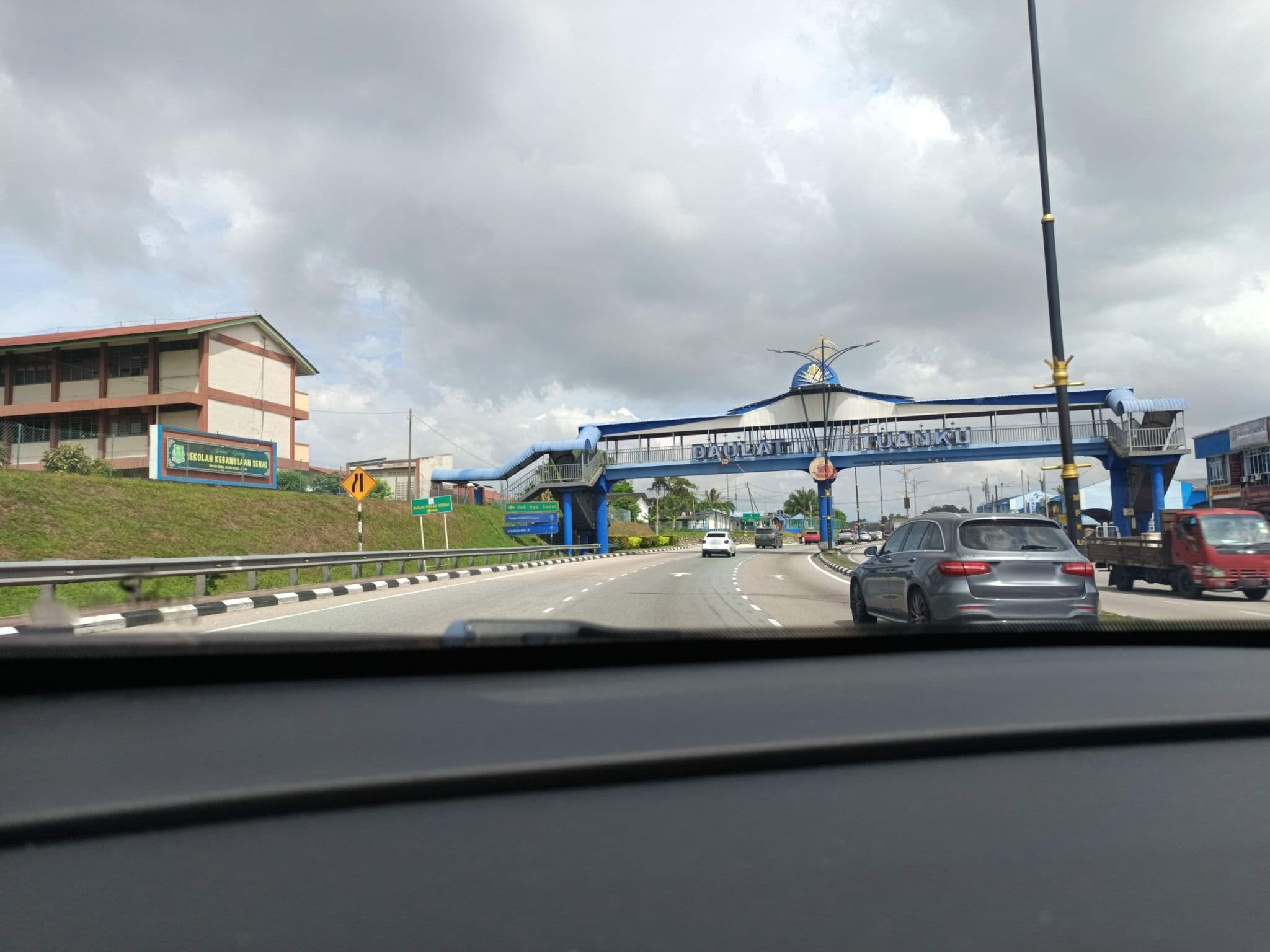 Street view near Rose Cottage Hotel, Taman Senai — © YikQin (CC BY-SA · Mapillary)