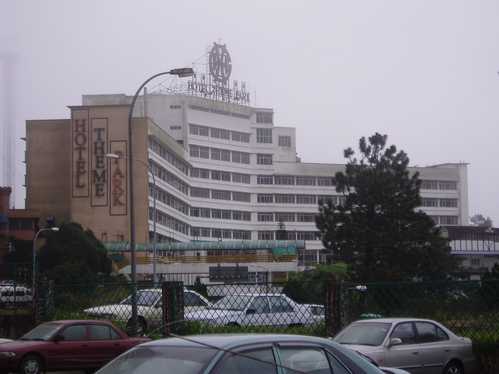 Theme Park Hotel (via Wikimedia Commons, CC BY-SA 4.0)