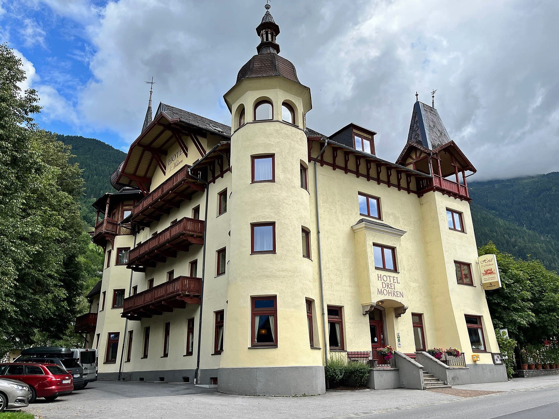 Hotel Drei Mohren (via Wikimedia Commons, CC BY 4.0)