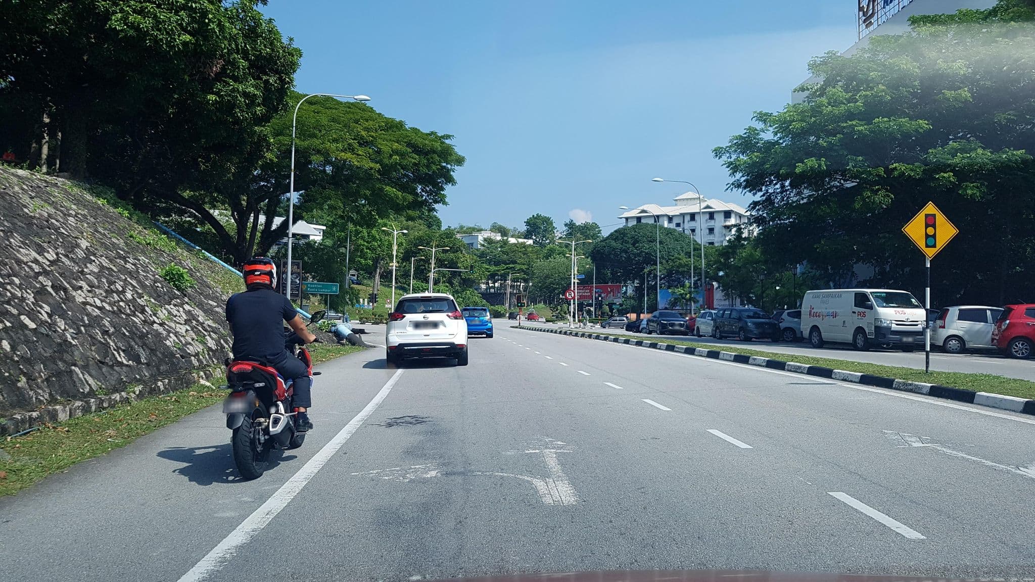 Street view near hotel sea view, Kuala Terengganu — © aaronshenhao (CC BY-SA · Mapillary)