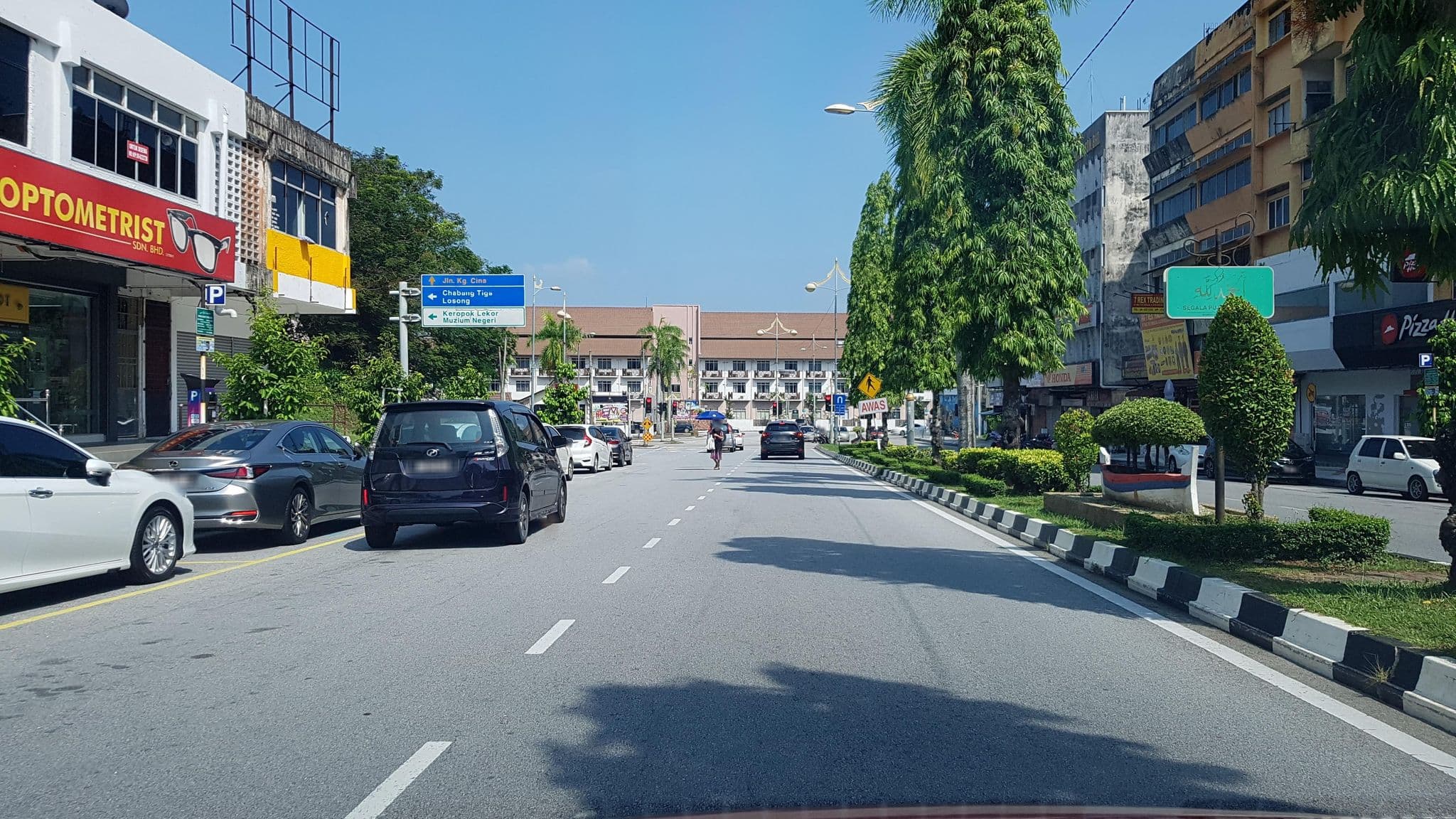 Street view near Alvilla @ Jalan Sultan Ismail, Kuala Terengganu — © aaronshenhao (CC BY-SA · Mapillary)