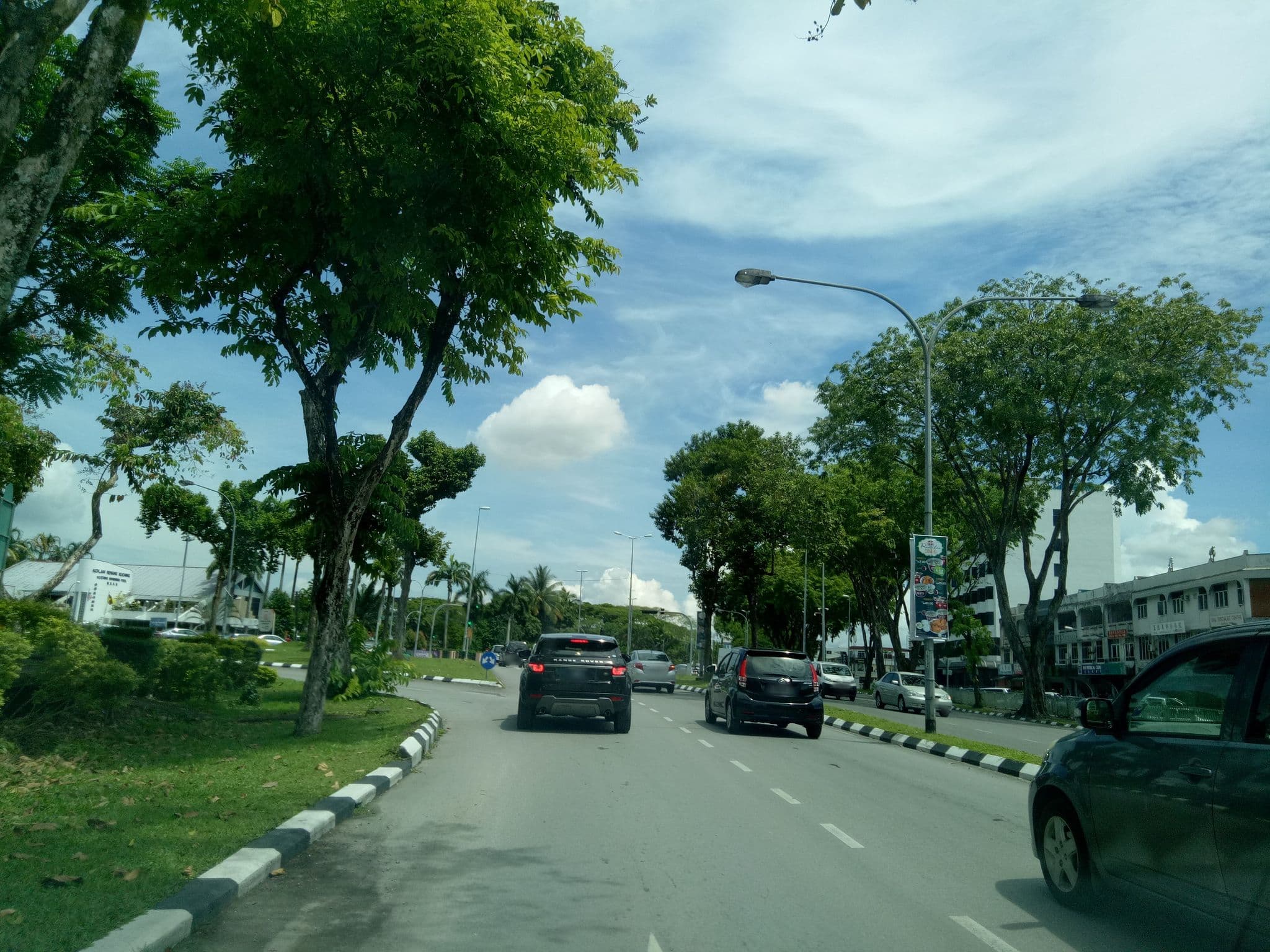 Street view near Kingwood Inn, Kuching — © ronny_mile (CC BY-SA · Mapillary)