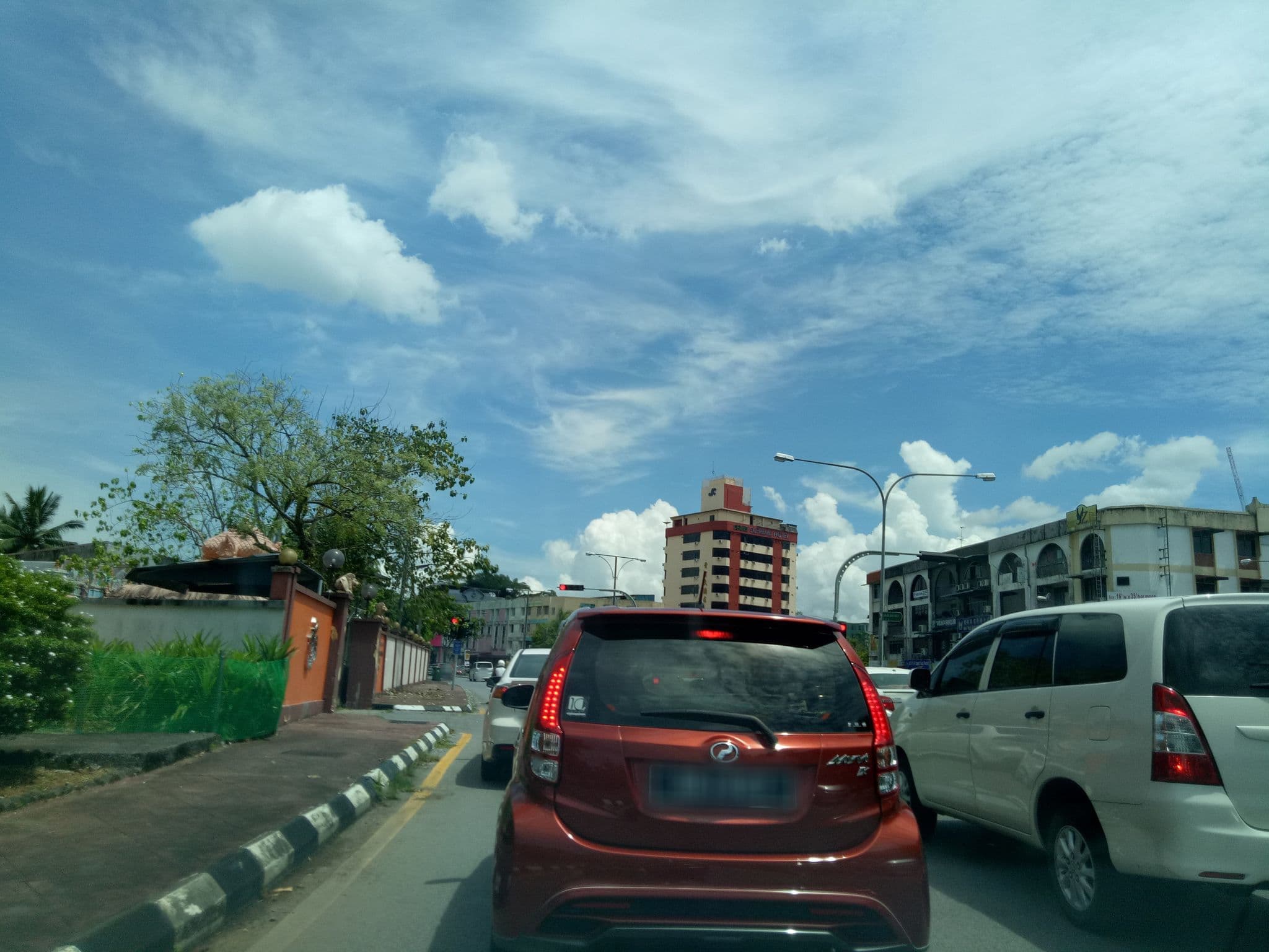 Street view near Sarawak House (Grand Continental Hotel), Kuching — © ronny_mile (CC BY-SA · Mapillary)