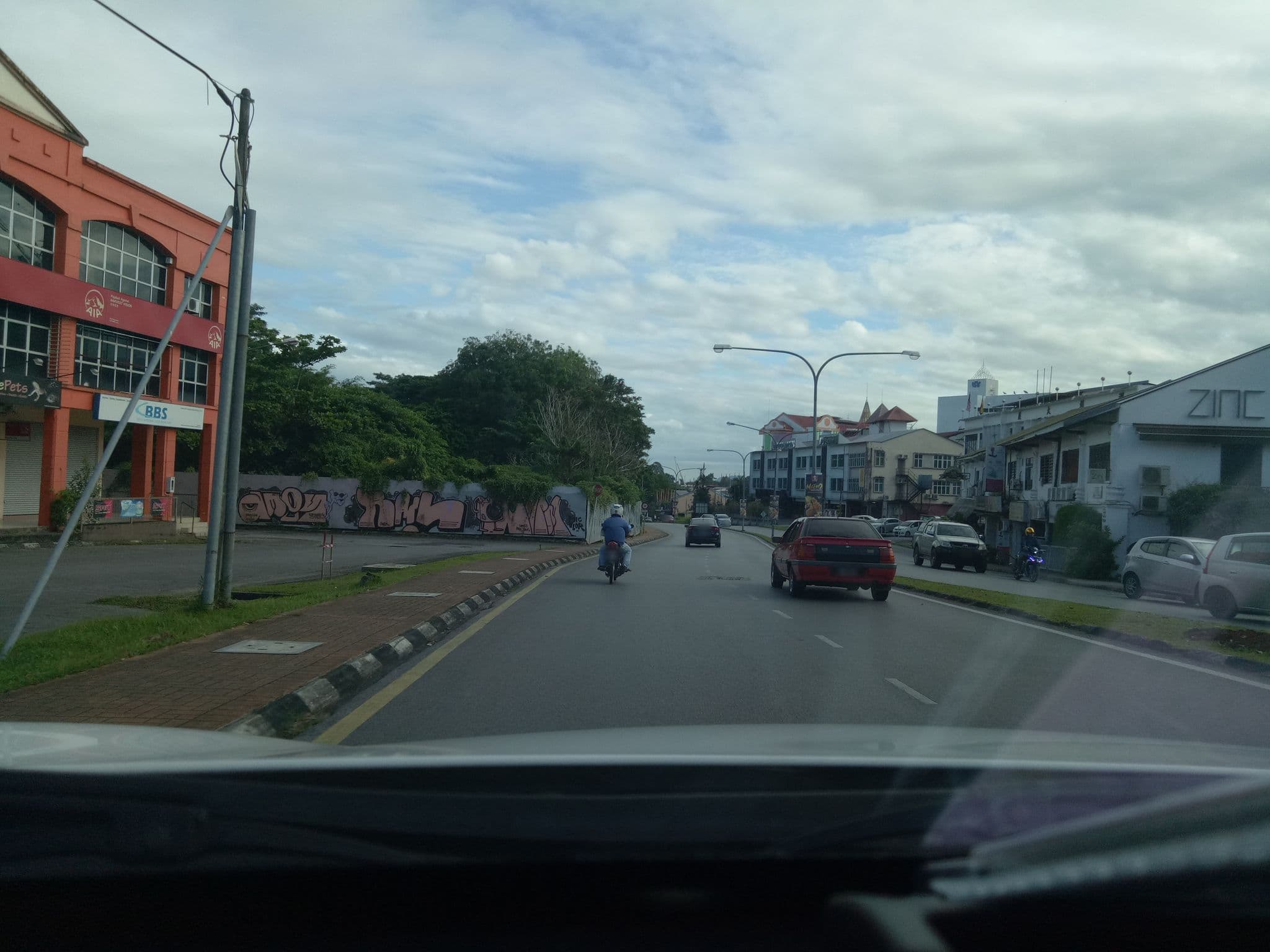 Street view near Lodge 121 Bed & Breakfast, Kuching — © ronny_mile (CC BY-SA · Mapillary)