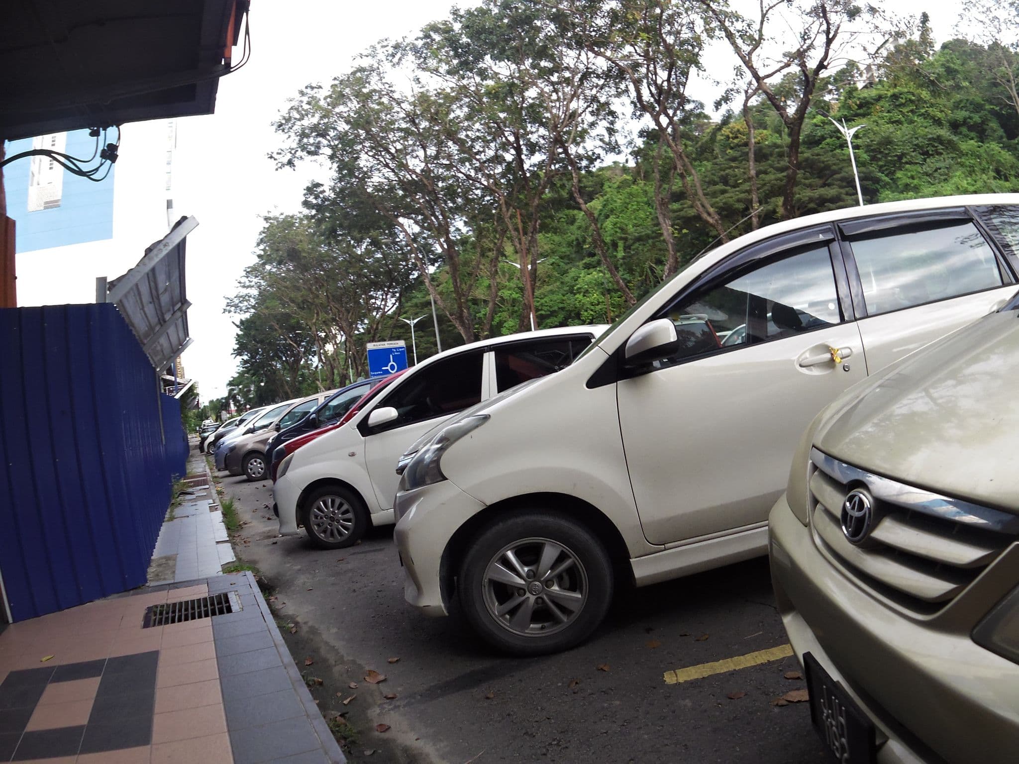 Street view near The Drake Hotel, Kota Kinabalu — © skillsy (CC BY-SA · Mapillary)