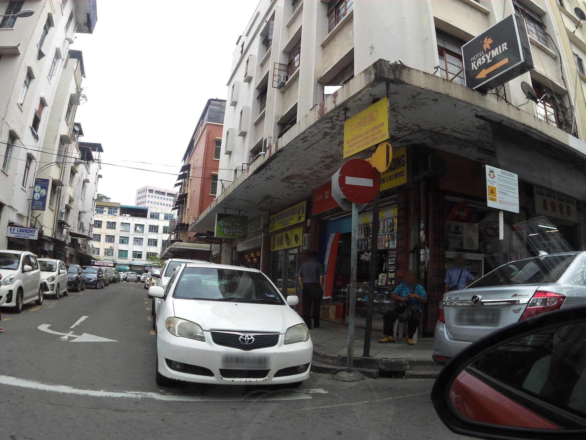 Street view near Kooler Inn, Kota Kinabalu — © skillsy (CC BY-SA · Mapillary)