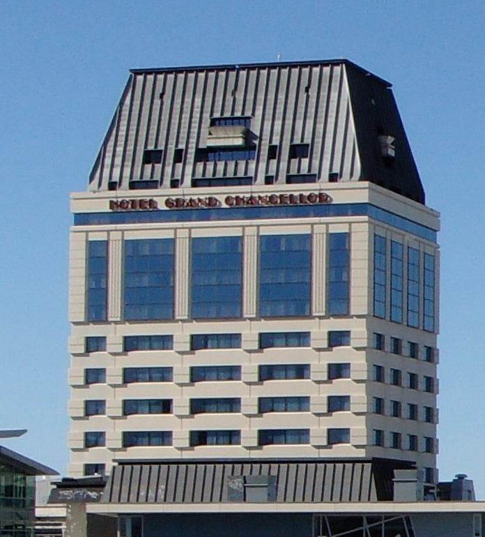 Hotel Grand Chancellor (via Wikimedia Commons, CC BY 2.0)